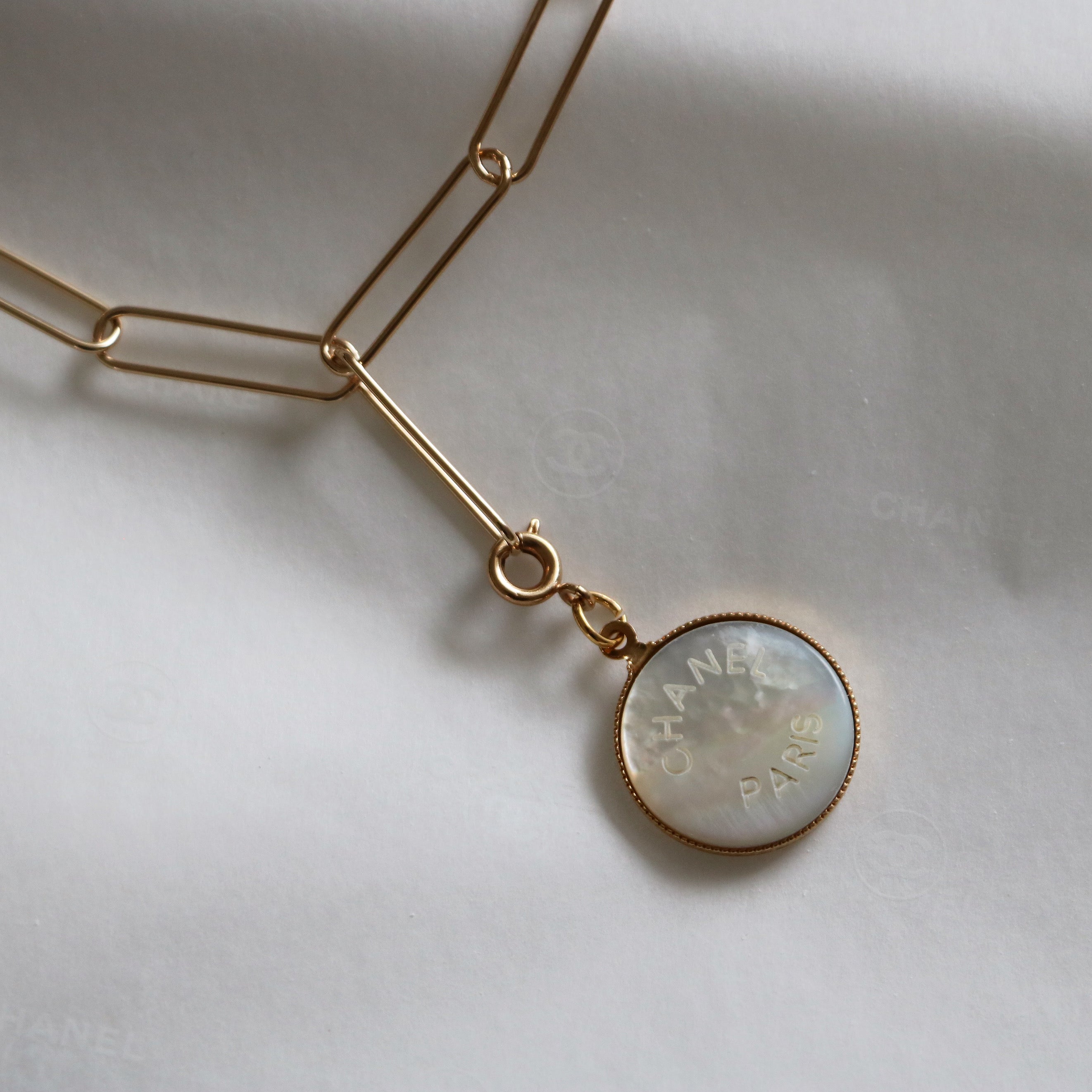 PRÉ COMMANDE | COLLIER À CHARM UPCYCLÉ CHANEL NACRE