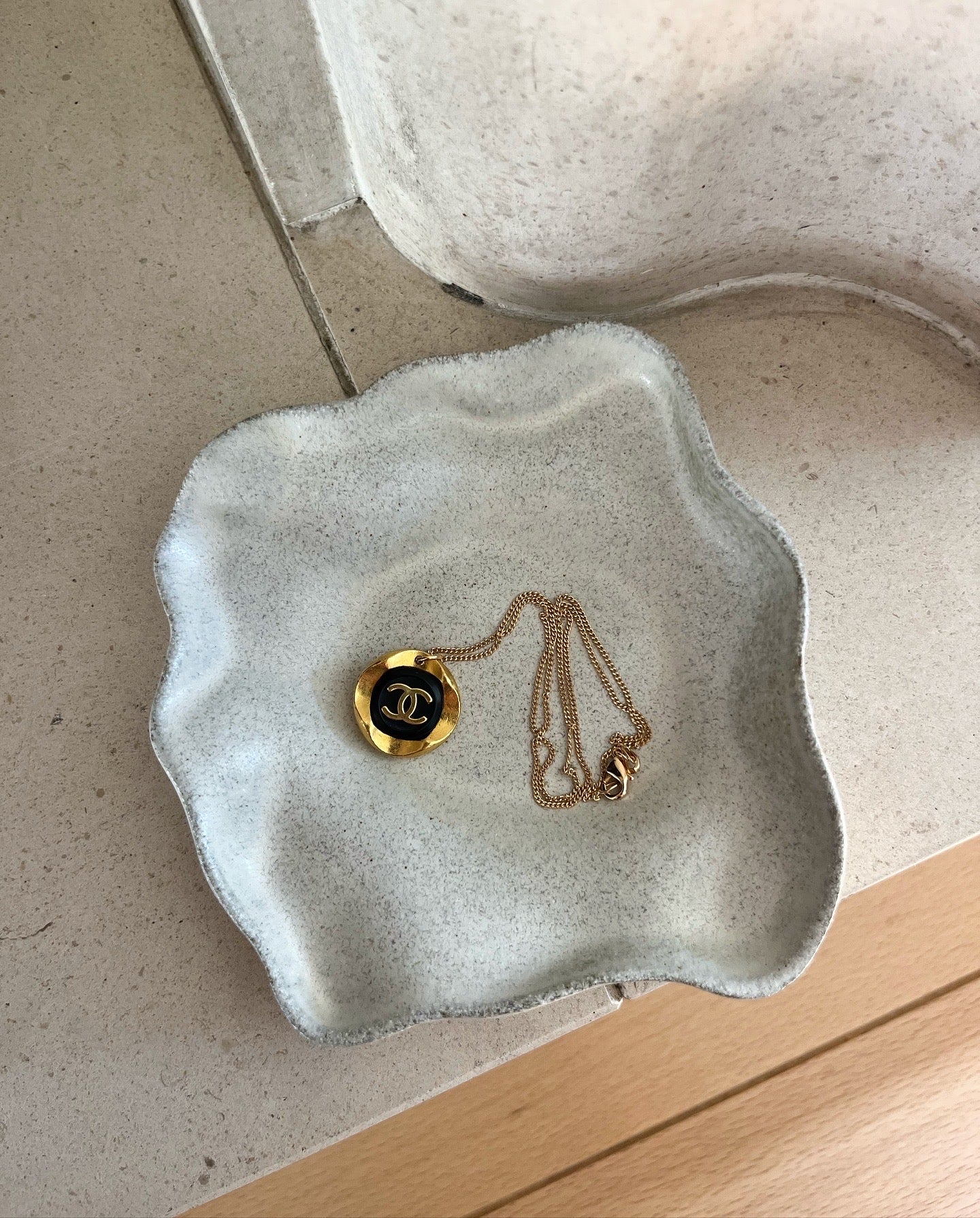COLLIER UPCYCLÉ CHANEL | NOIR IRRÉGULIER RARE