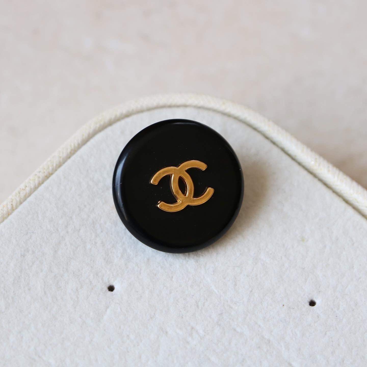 BROCHE UPCYCLÉE NOIRE