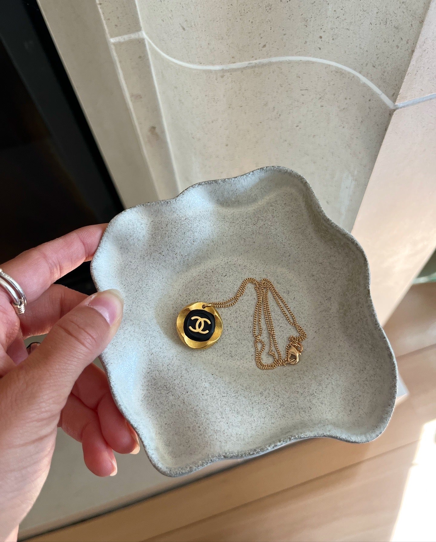 COLLIER UPCYCLÉ CHANEL | NOIR IRRÉGULIER RARE