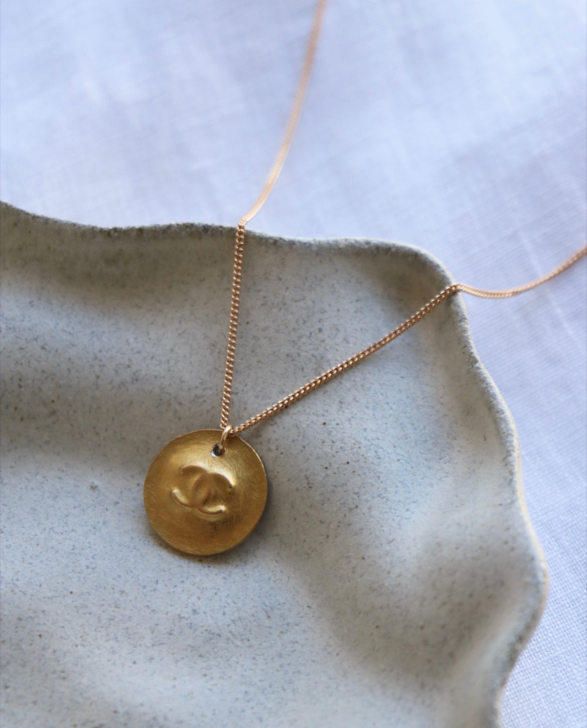 COLLIER UPCYCLÉ CHANEL | DORÉ MARTELÉ