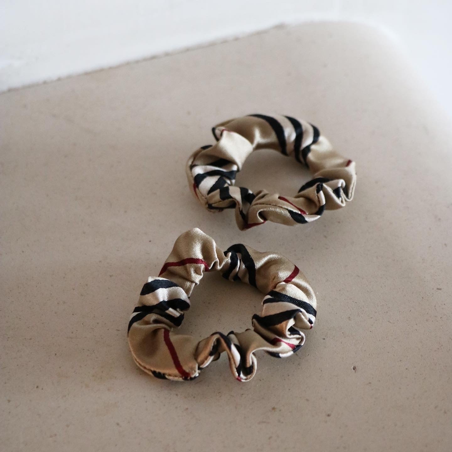 LOT DE 2 MINIS CHOUCHOUS UPCYCLÉS BURBERRY | 100% SOIE