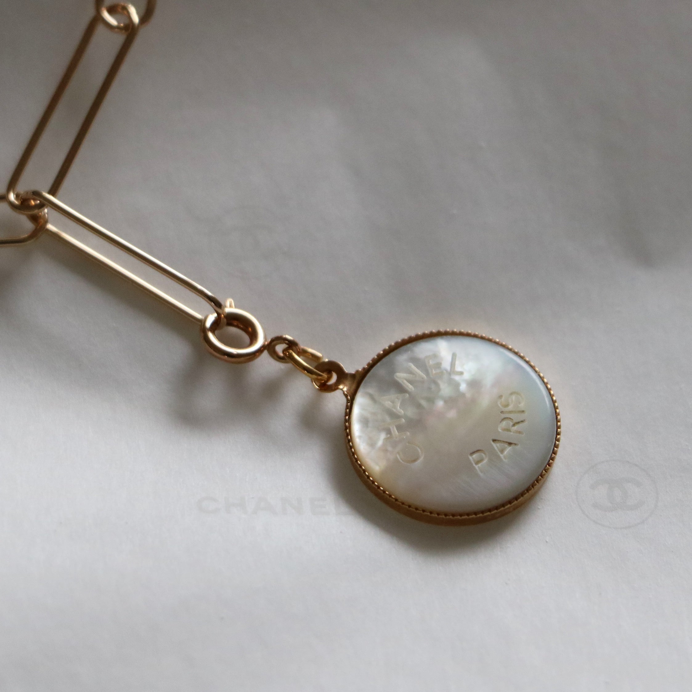 PRÉ COMMANDE | COLLIER À CHARM UPCYCLÉ CHANEL NACRE
