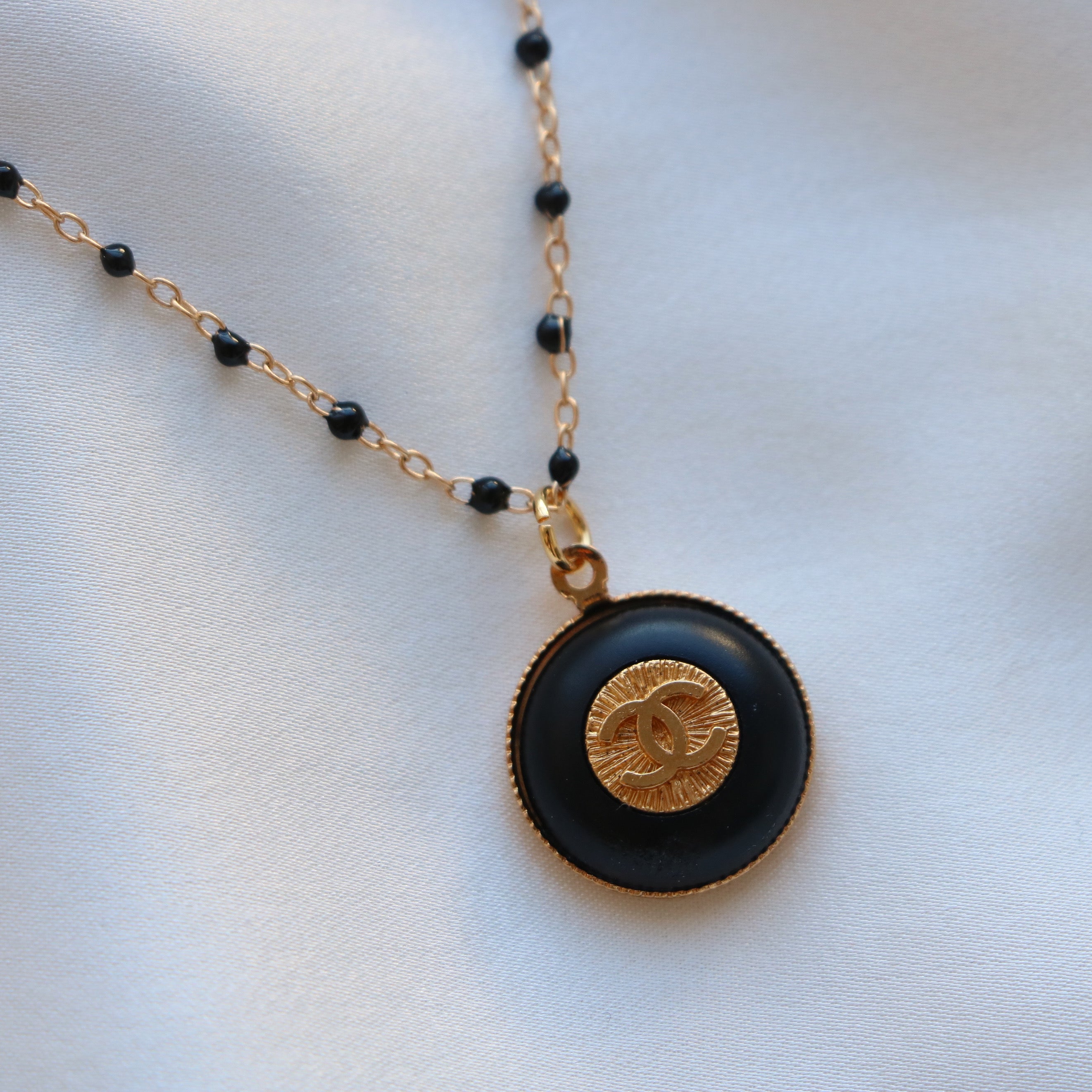 PRÉ COMMANDE | COLLIER UPCYCLÉ CHANEL | BLEU NUIT/NOIR N°2