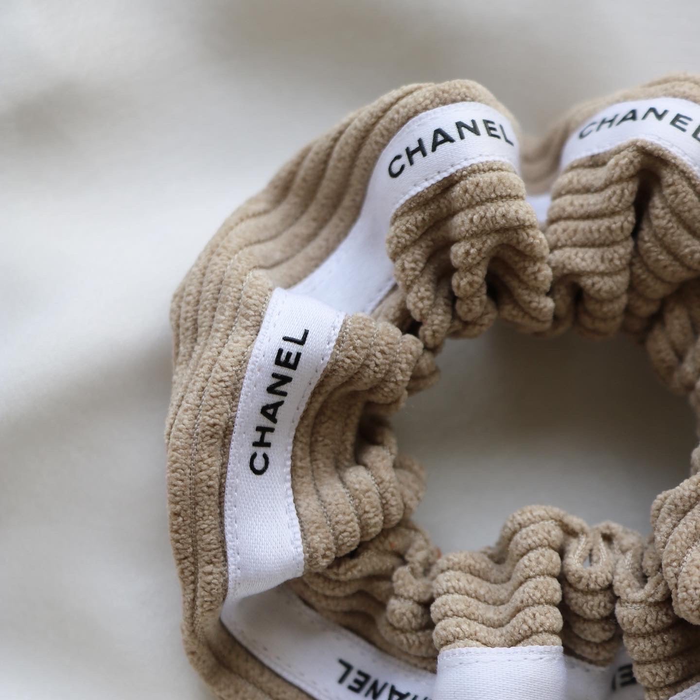 CHOUCHOU UPCYCLÉ CHANEL | VELOURS CÔTELÉ