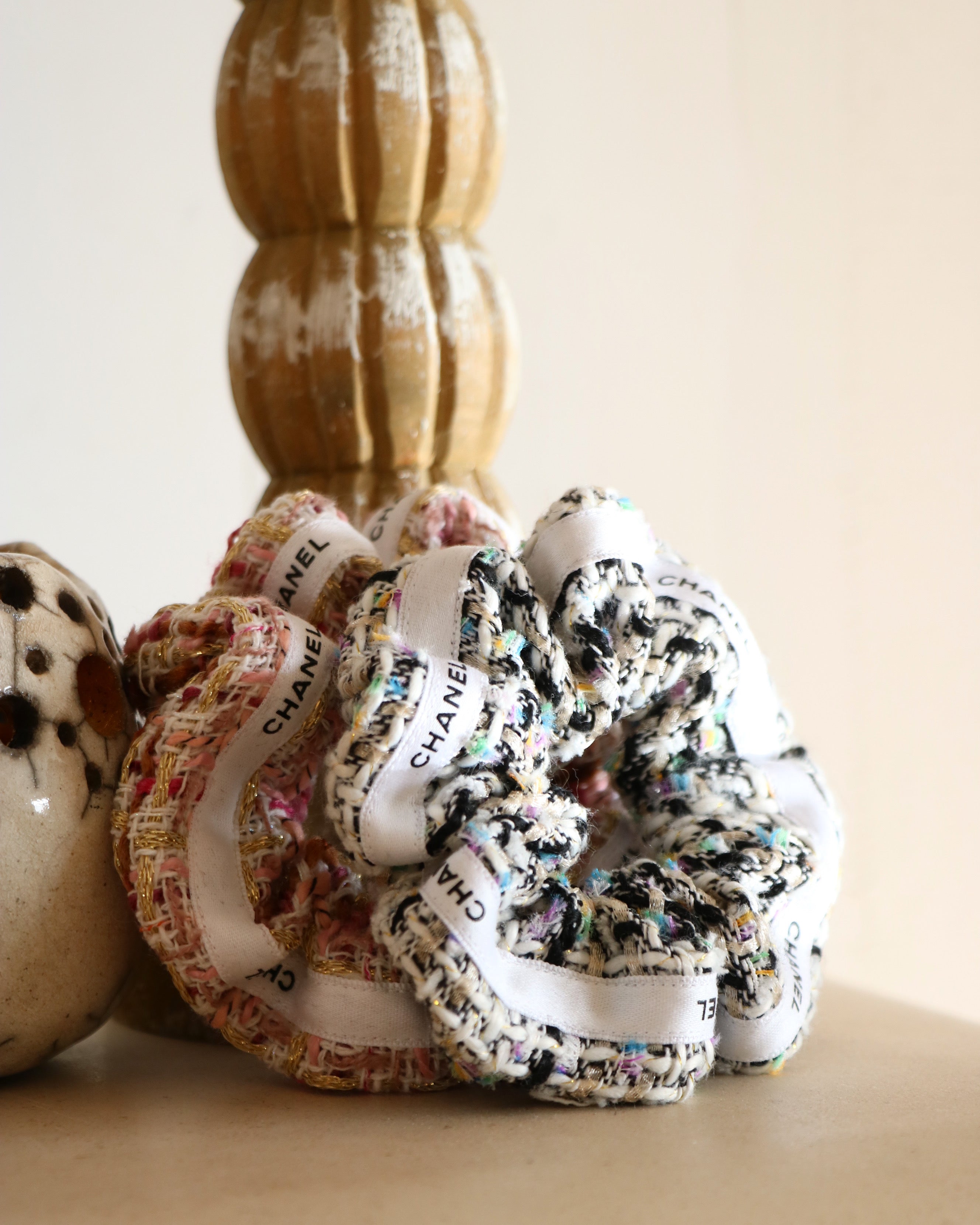 CHOUCHOU UPCYCLÉ CHANEL | TWEED BLANC
