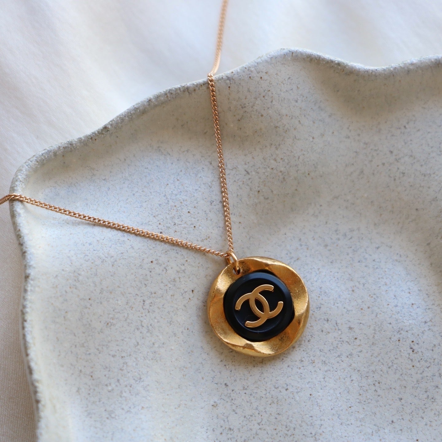 COLLIER UPCYCLÉ CHANEL | NOIR IRRÉGULIER RARE