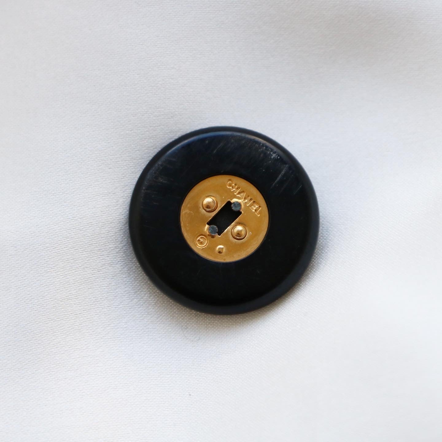 BROCHE UPCYCLÉE NOIRE