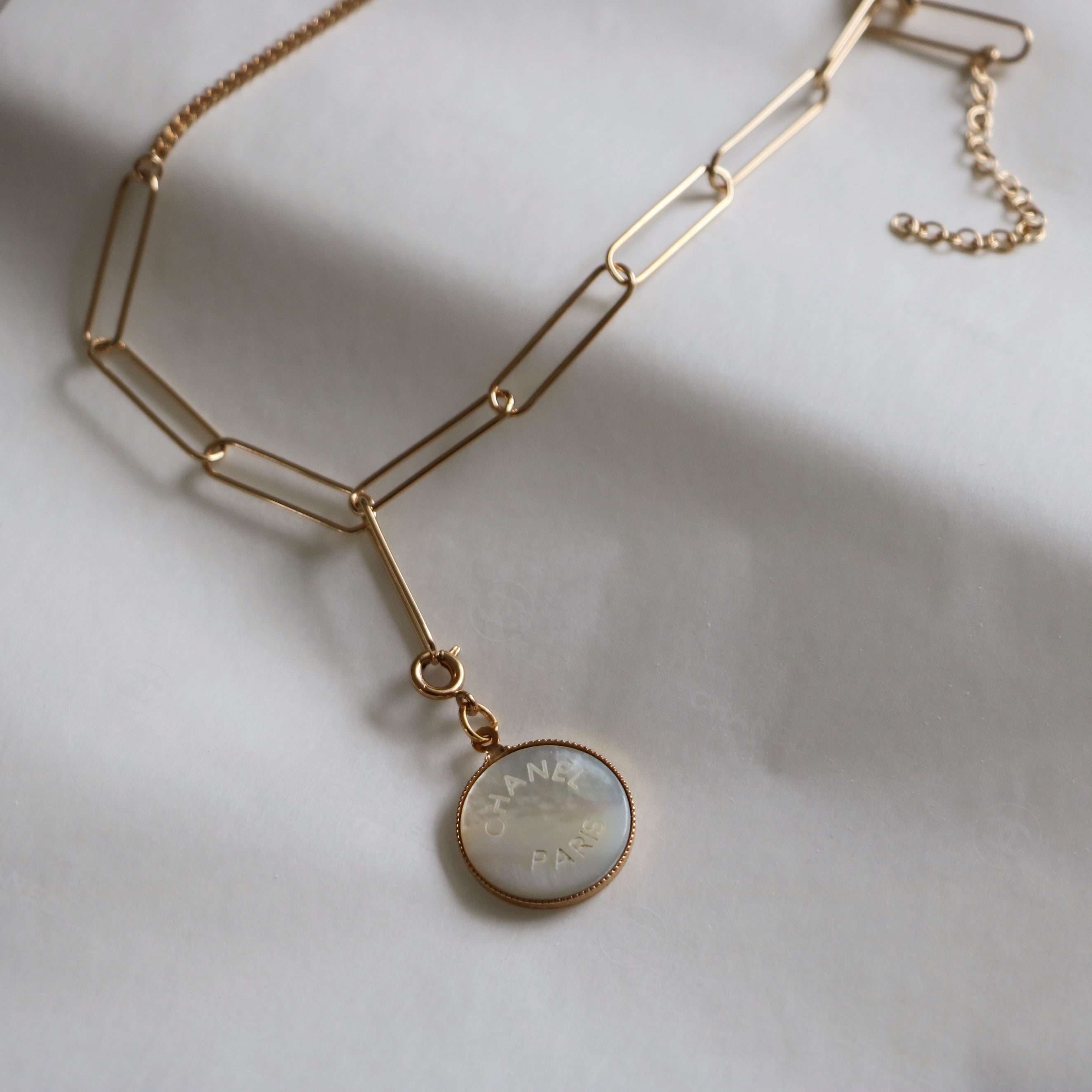 PRÉ COMMANDE | COLLIER À CHARM UPCYCLÉ CHANEL NACRE