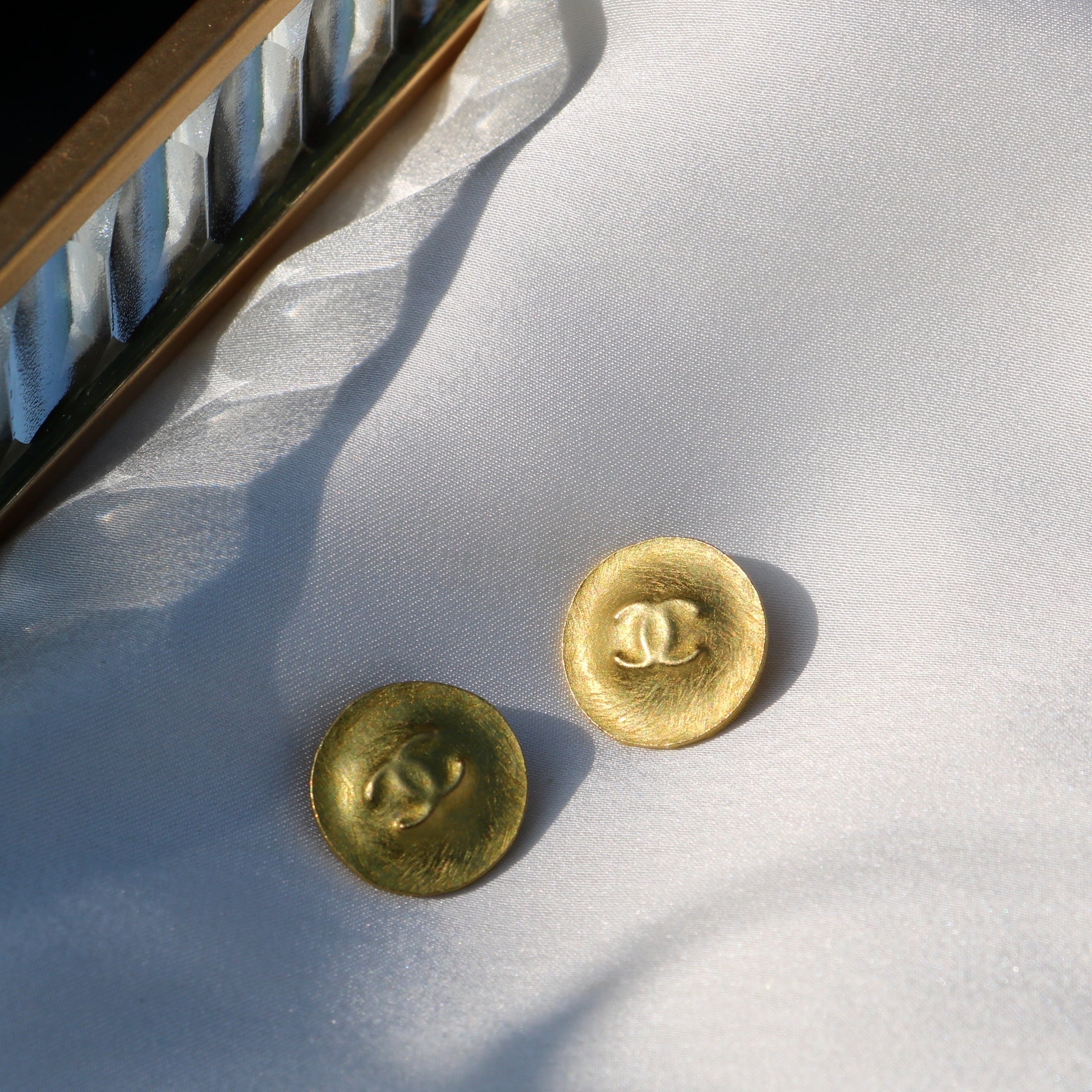 COLLIER UPCYCLÉ CHANEL | DORÉ MARTELÉ