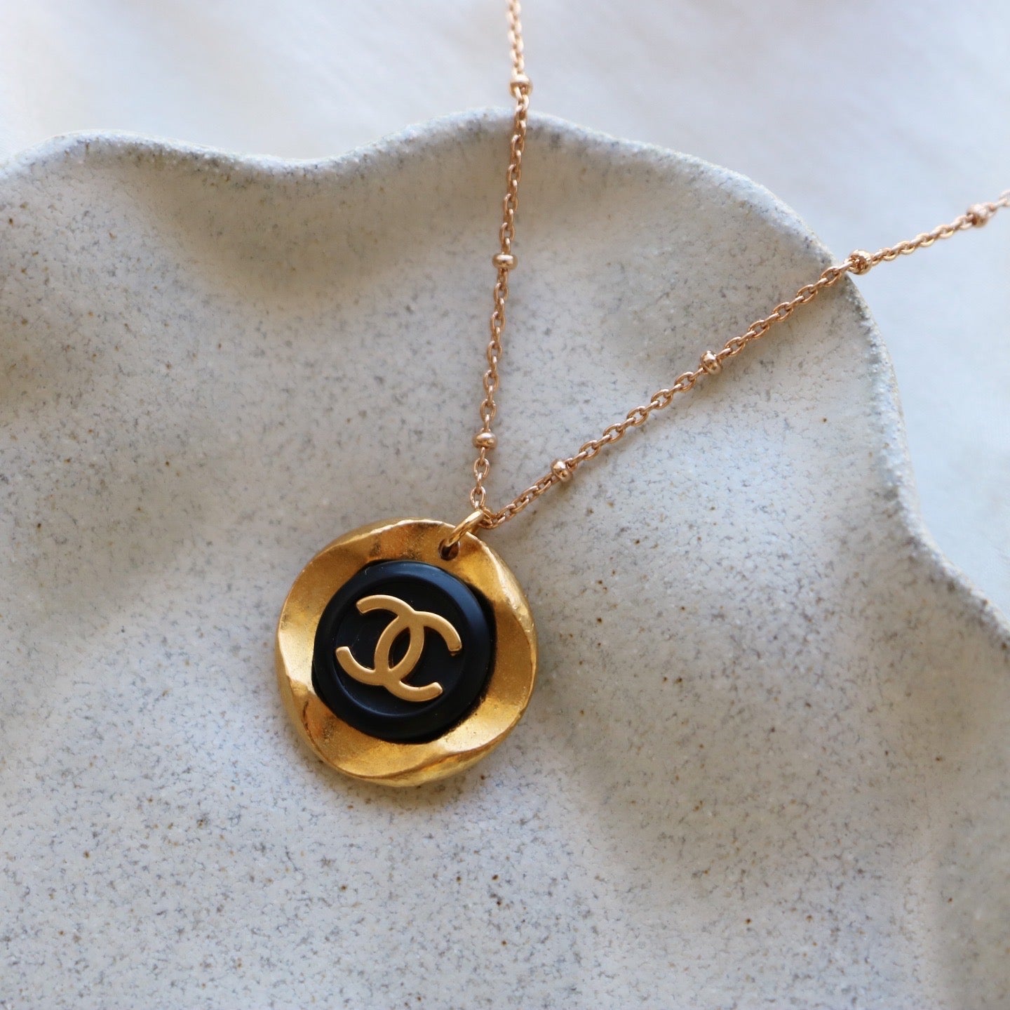 COLLIER UPCYCLÉ CHANEL | NOIR IRRÉGULIER RARE