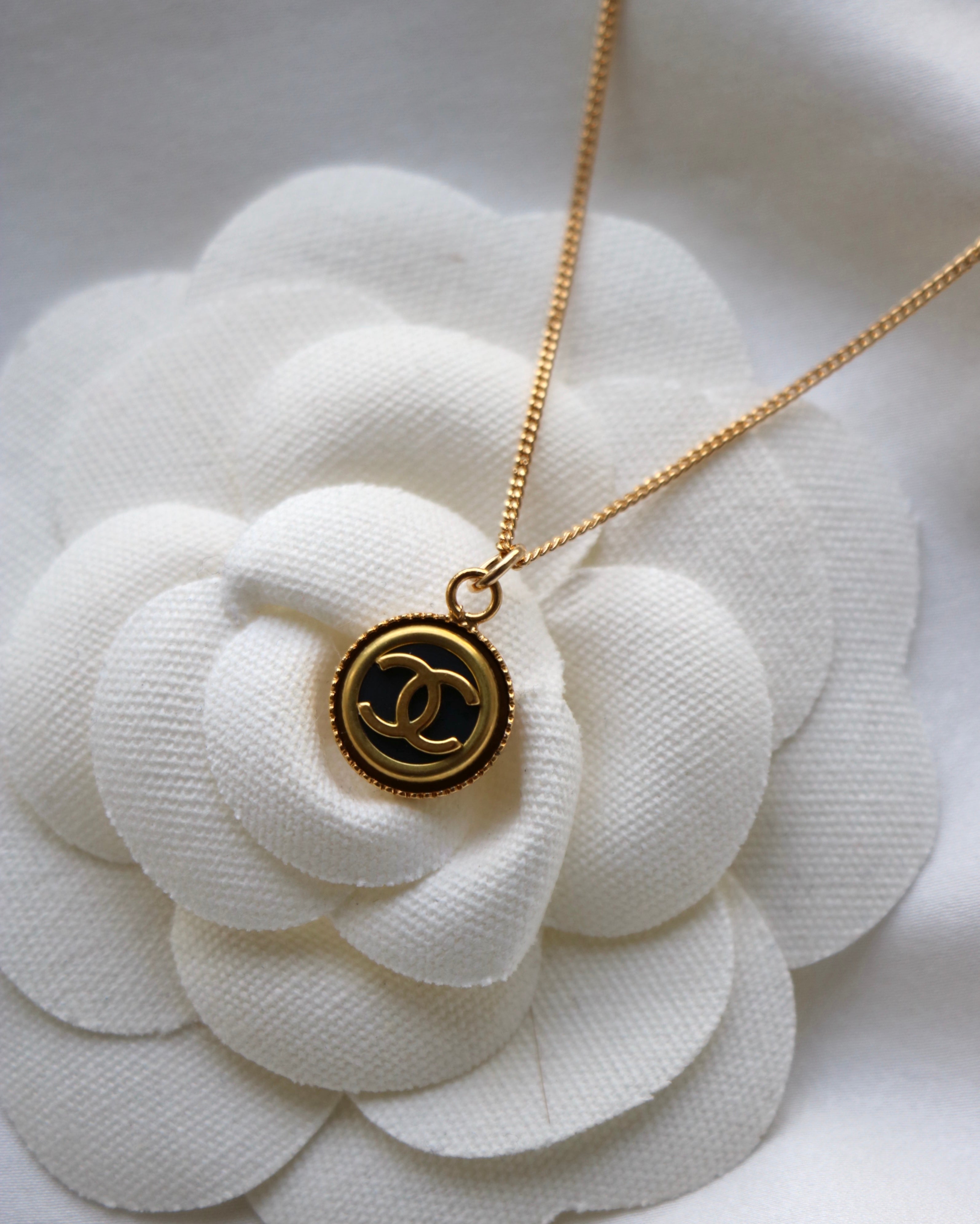 COLLIER UPCYCLÉ CHANEL | PETIT NOIR/DORÉ N°1