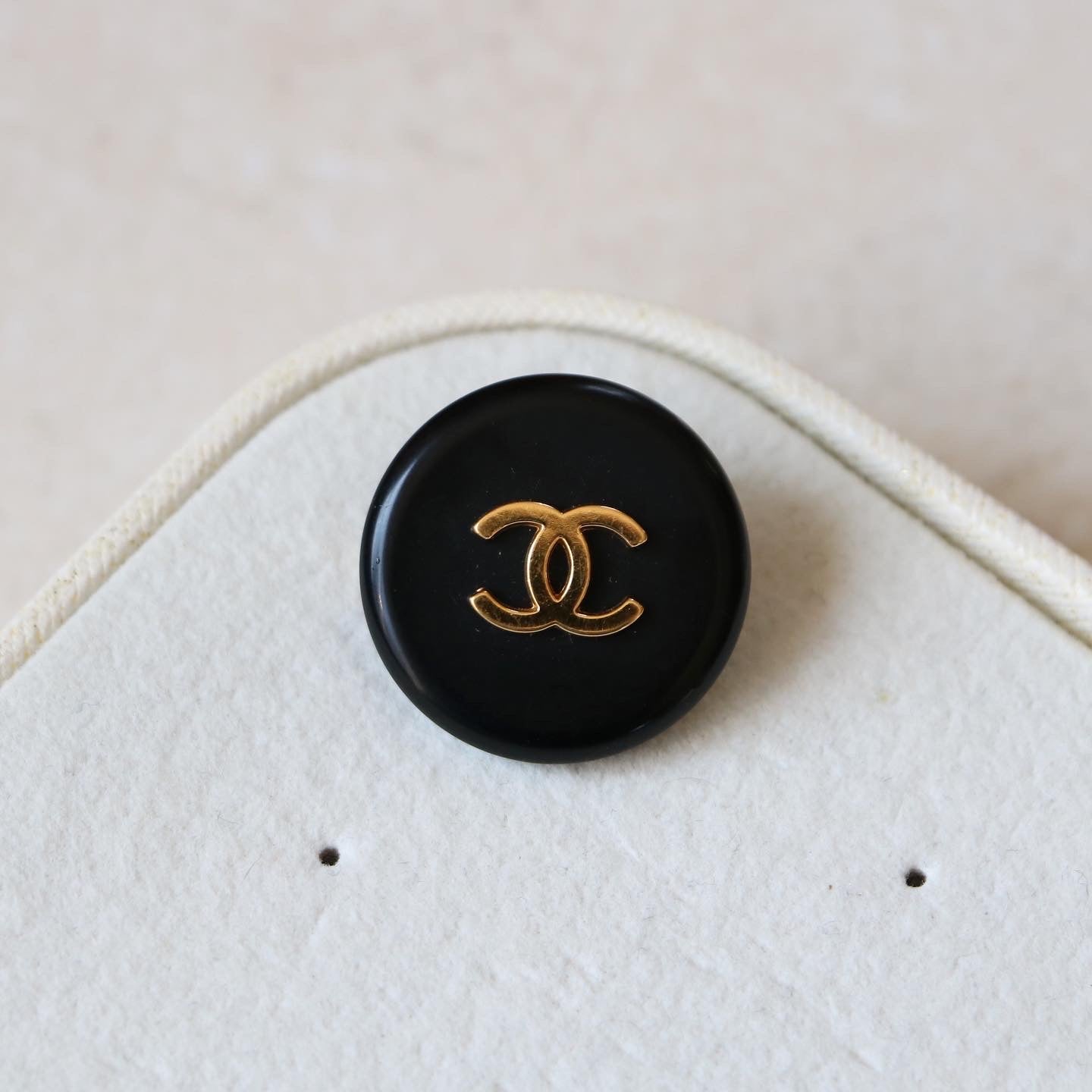 BROCHE UPCYCLÉE NOIRE