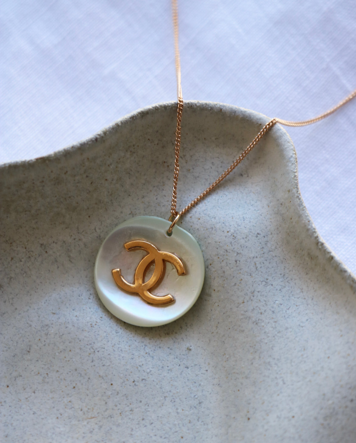 COLLIER UPCYCLÉ CHANEL | BLANC NACRE IRRÉGULIER RARE