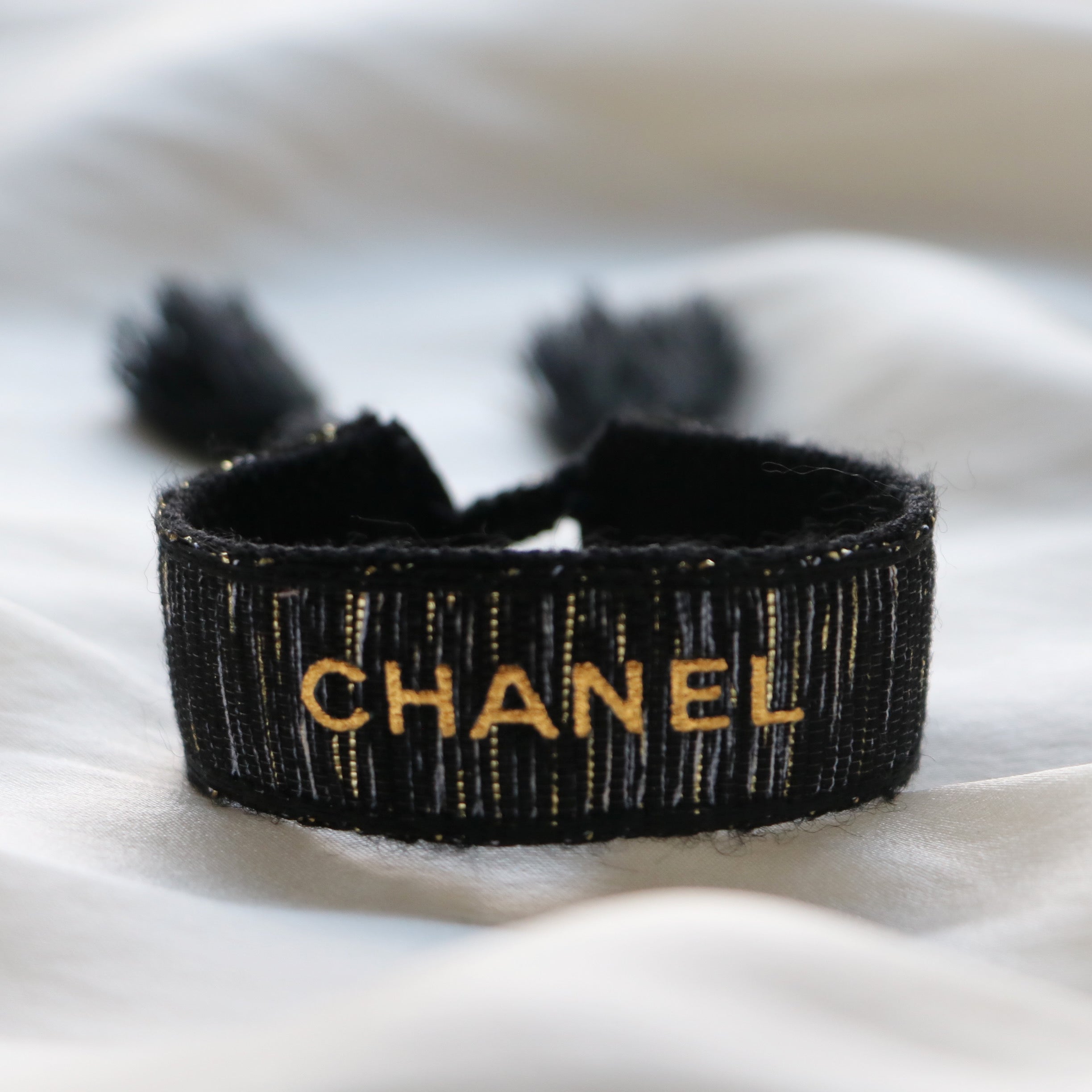 BRACELET TISSÉ UPCYCLÉ CHANEL | NOIR & DORÉ