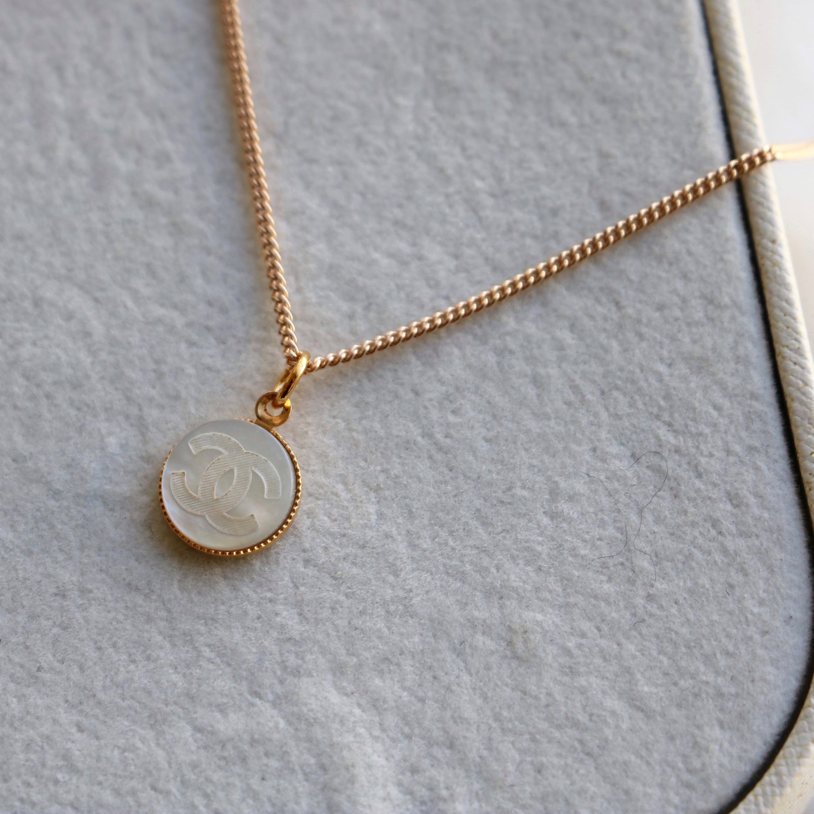 COLLIER UPCYCLÉ CHANEL | BLANC NACRE MINI RARE