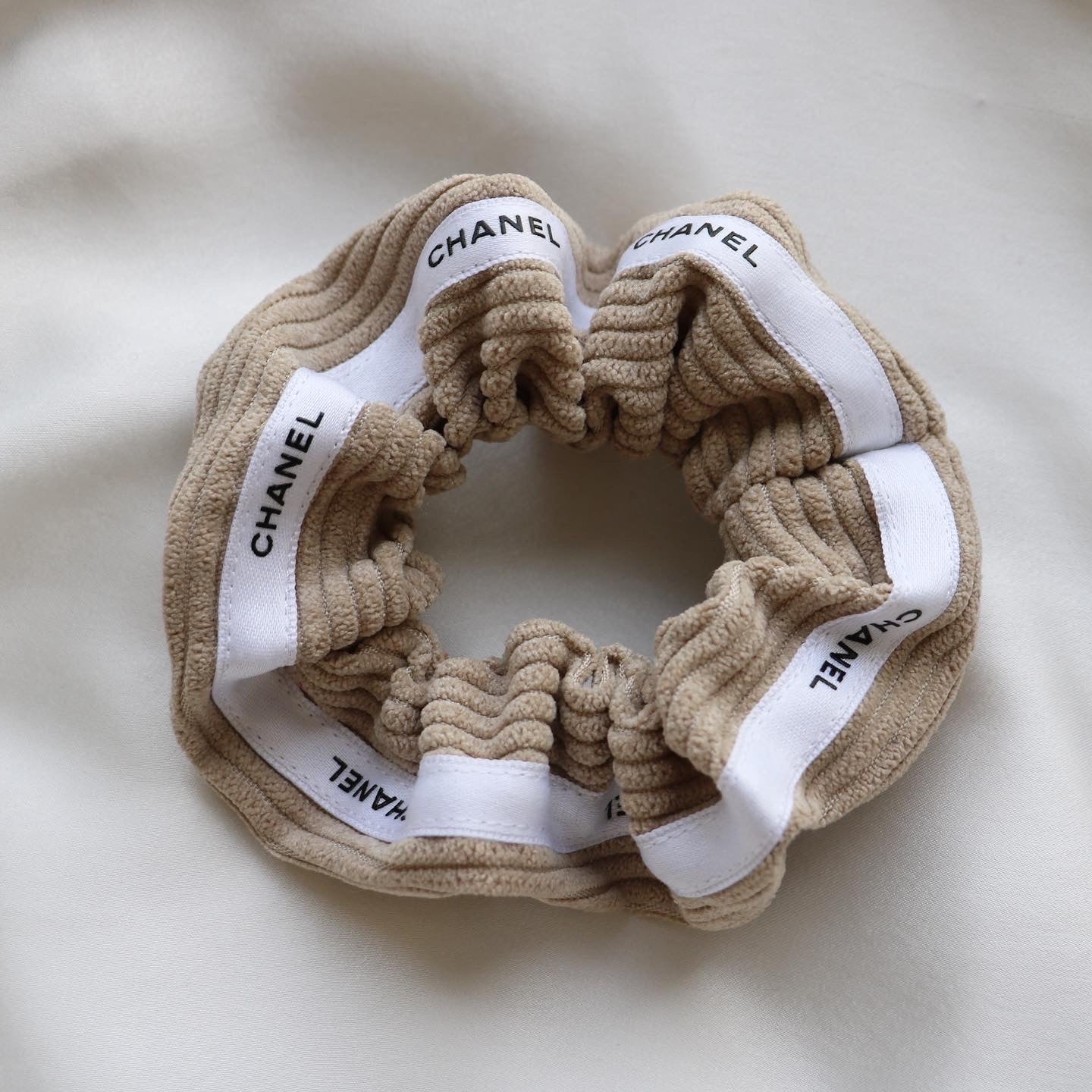 CHOUCHOU UPCYCLÉ CHANEL | VELOURS CÔTELÉ