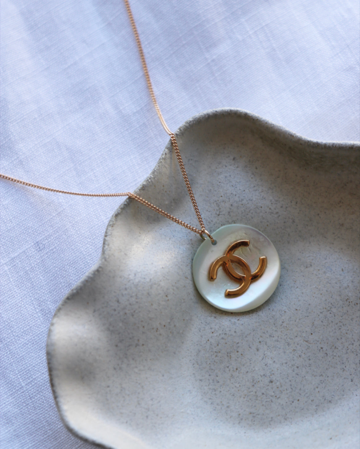 COLLIER UPCYCLÉ CHANEL | BLANC NACRE IRRÉGULIER RARE