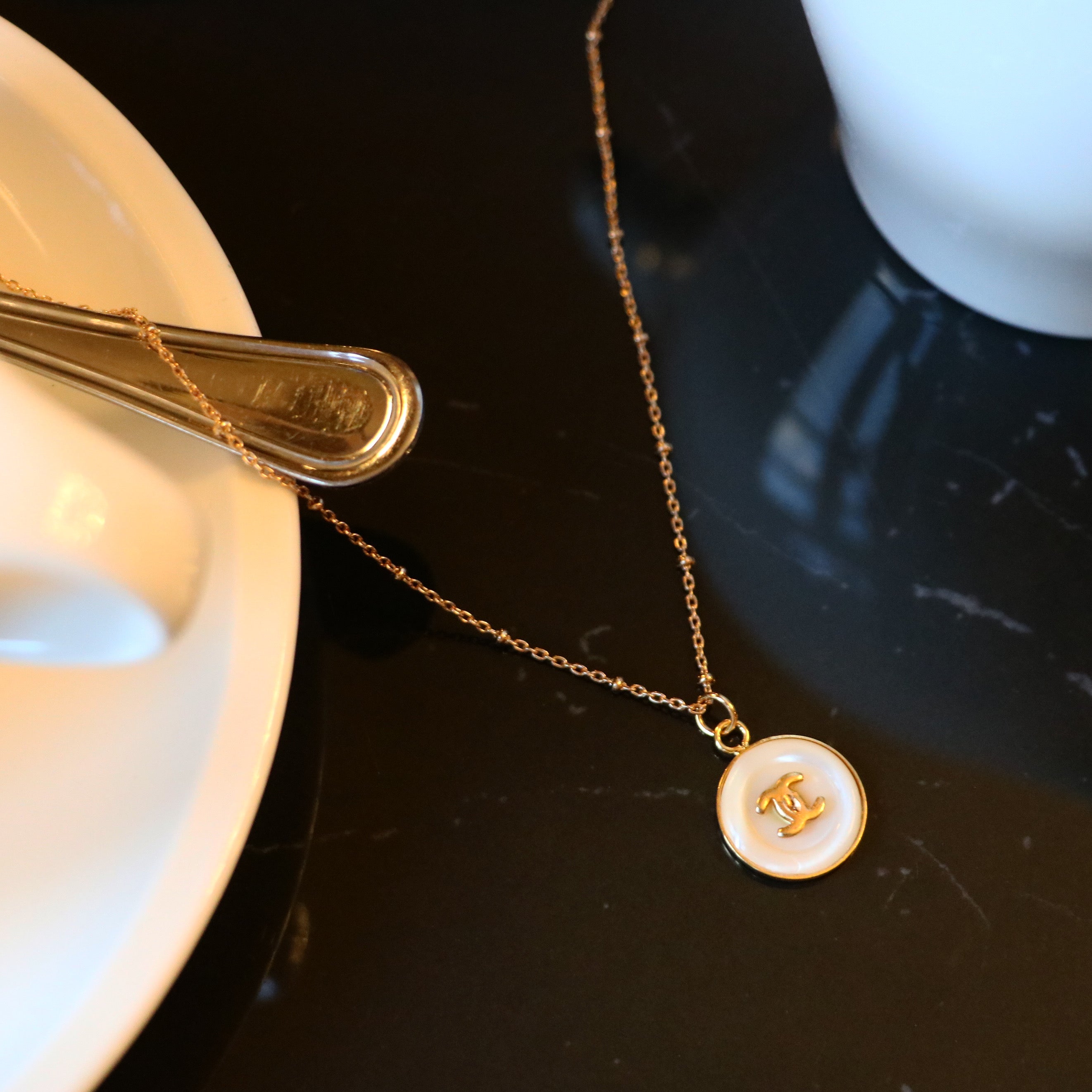 COLLIER UPCYCLÉ CHANEL | BLANC NACRE