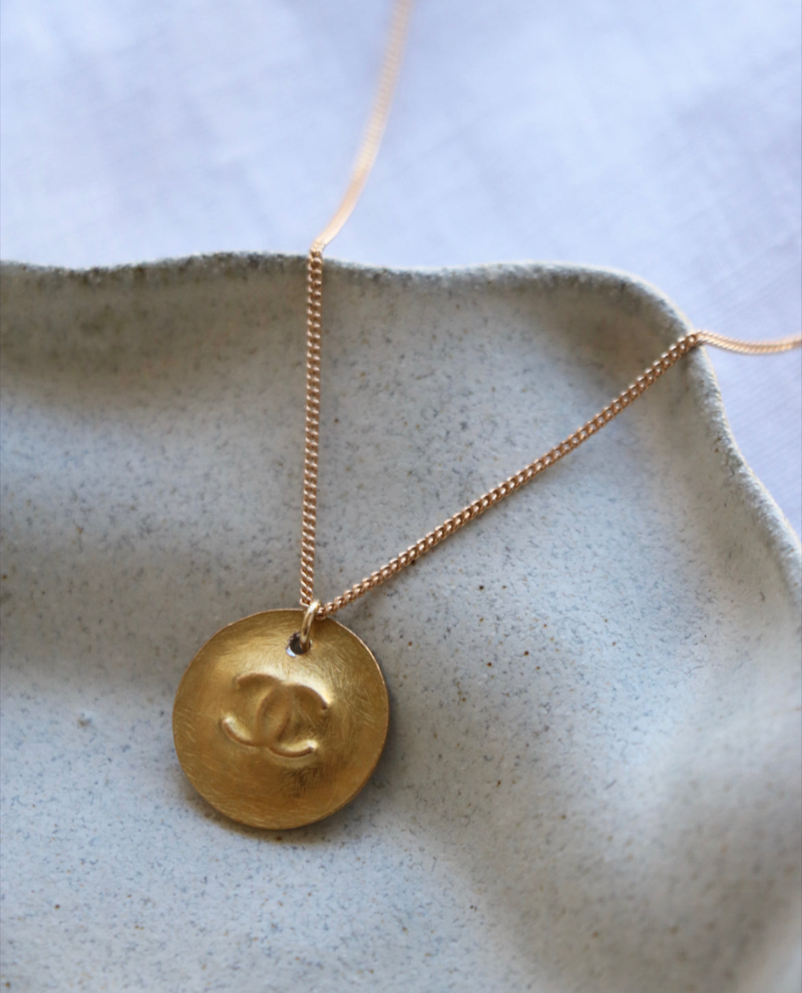 COLLIER UPCYCLÉ CHANEL | DORÉ MARTELÉ