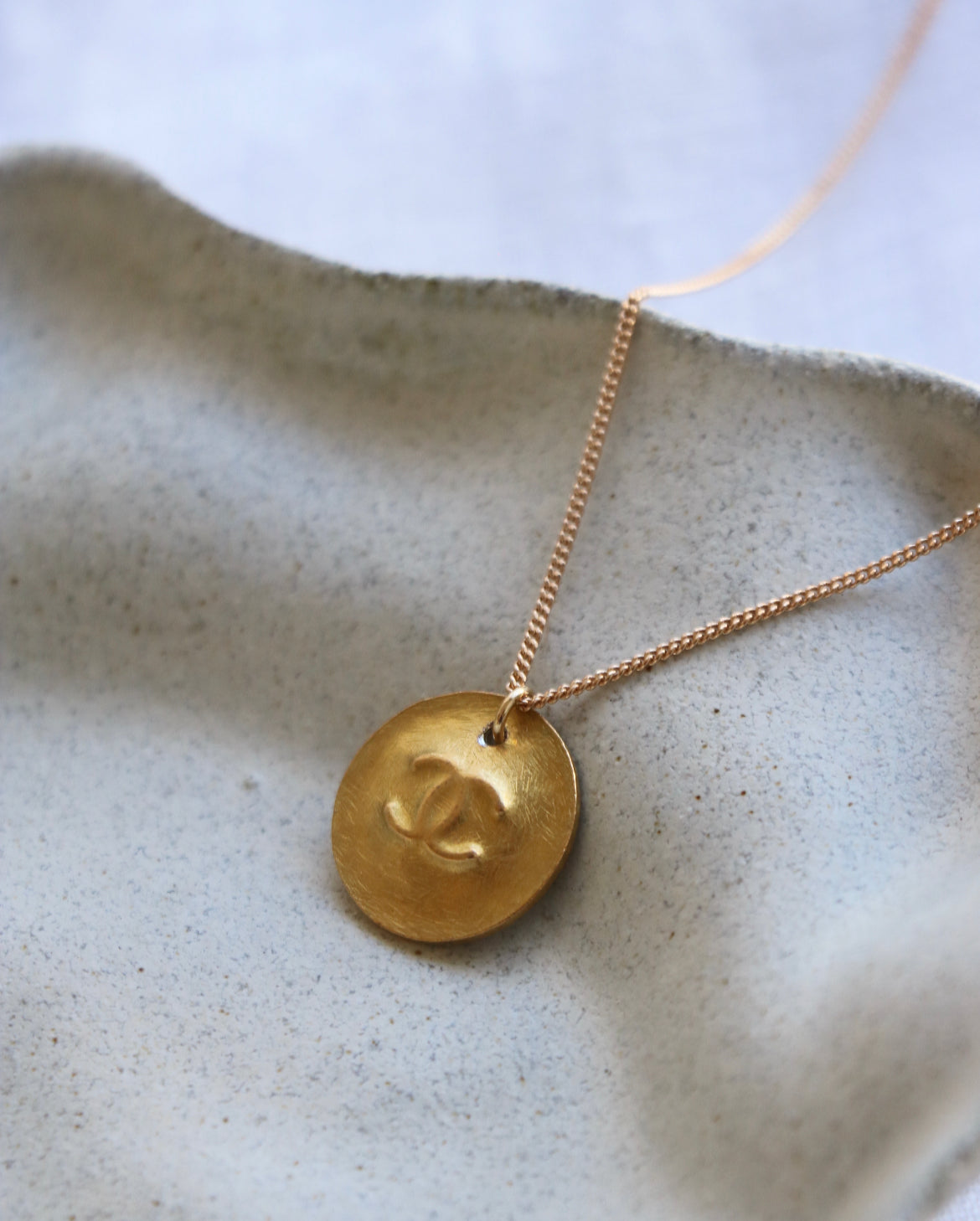 COLLIER UPCYCLÉ CHANEL | DORÉ MARTELÉ