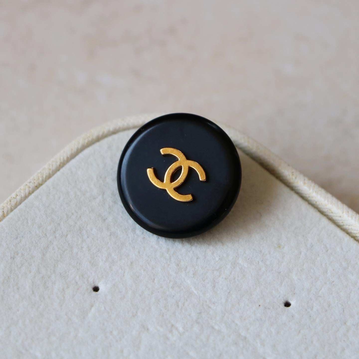 BROCHE UPCYCLÉE NOIRE