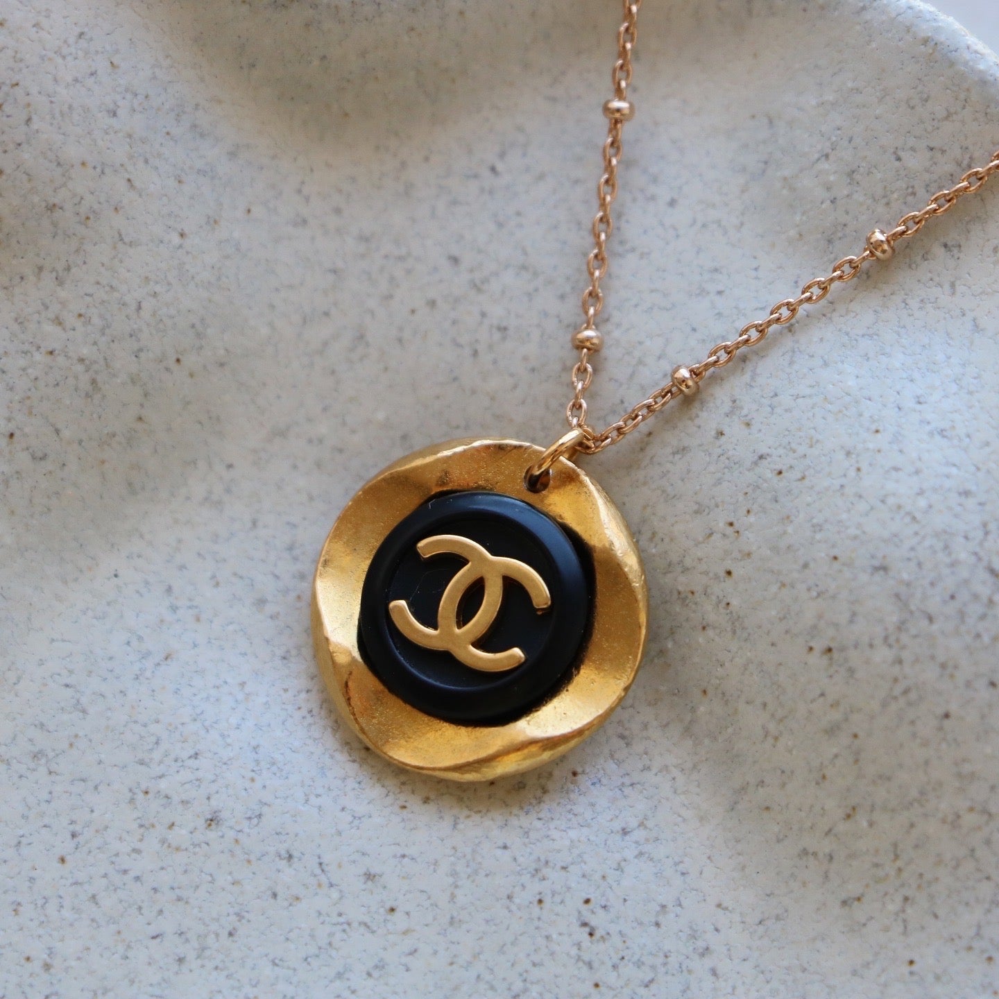 COLLIER UPCYCLÉ CHANEL | NOIR IRRÉGULIER RARE