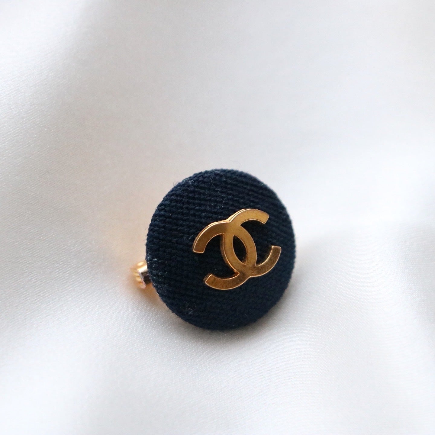 BROCHE UPCYCLÉE CHANEL | BLEU NAVY EN TISSU