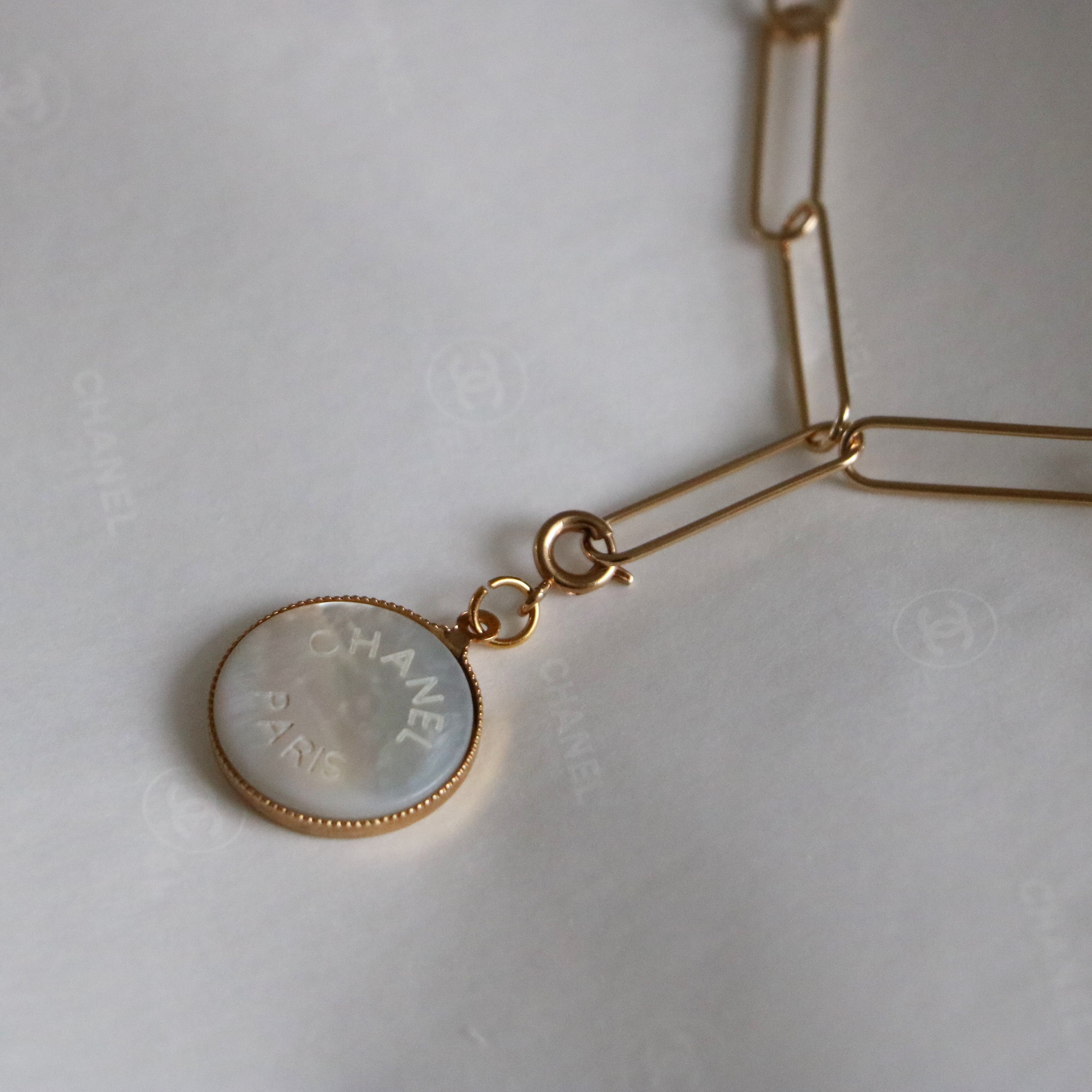 PRÉ COMMANDE | COLLIER À CHARM UPCYCLÉ CHANEL NACRE