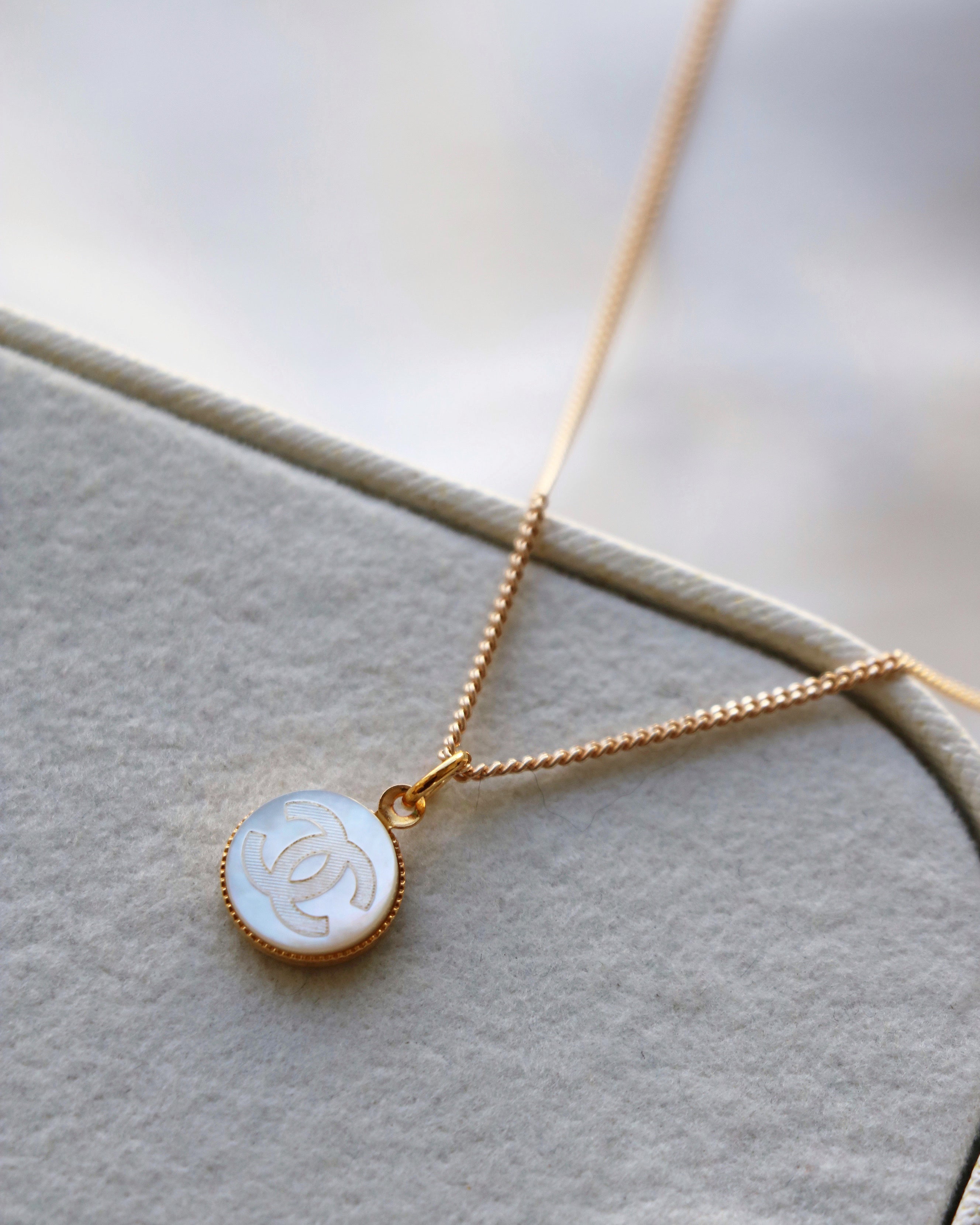 COLLIER UPCYCLÉ CHANEL | BLANC NACRE MINI RARE