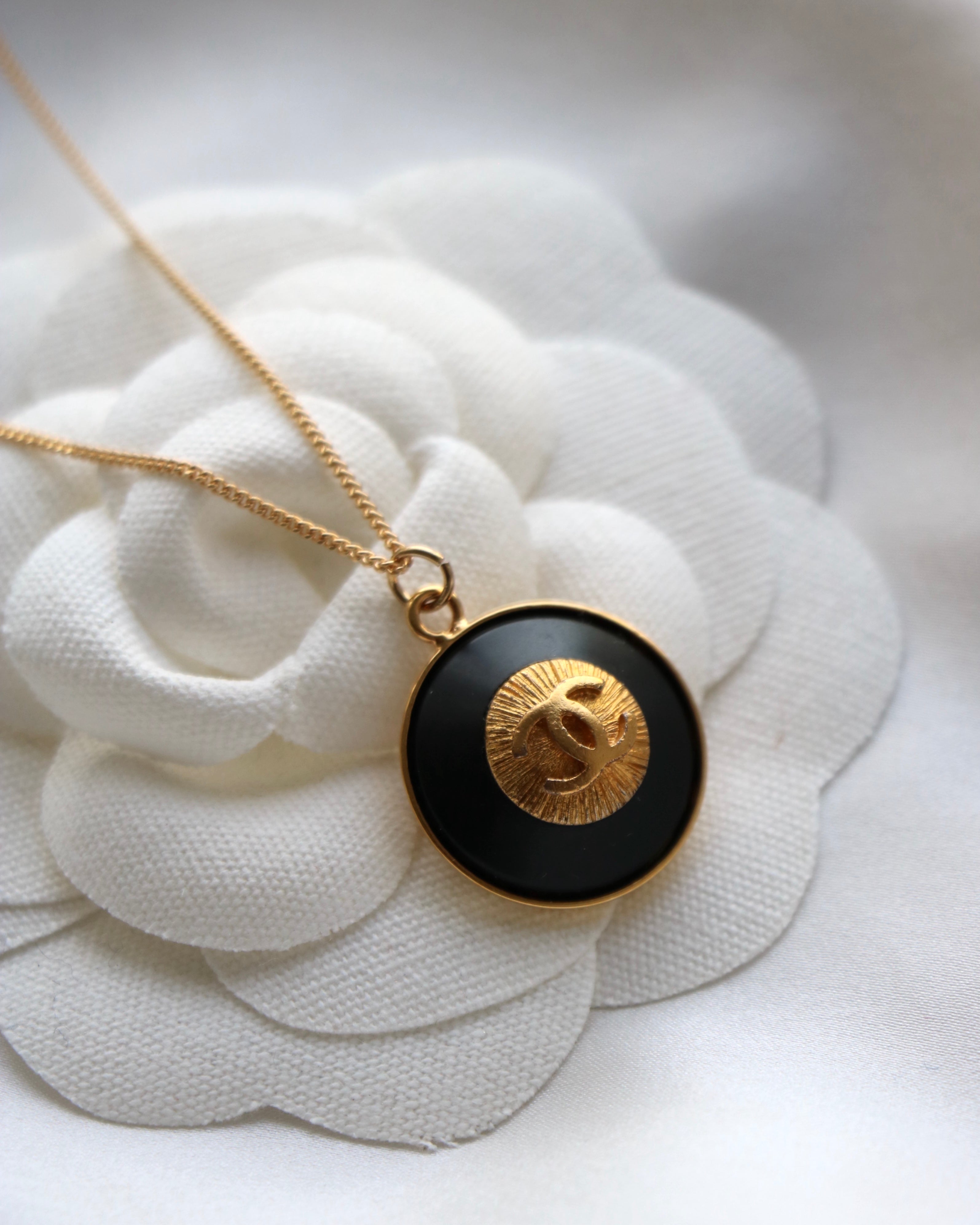 COLLIER UPCYCLÉ CHANEL | NOIR ET DORÉ