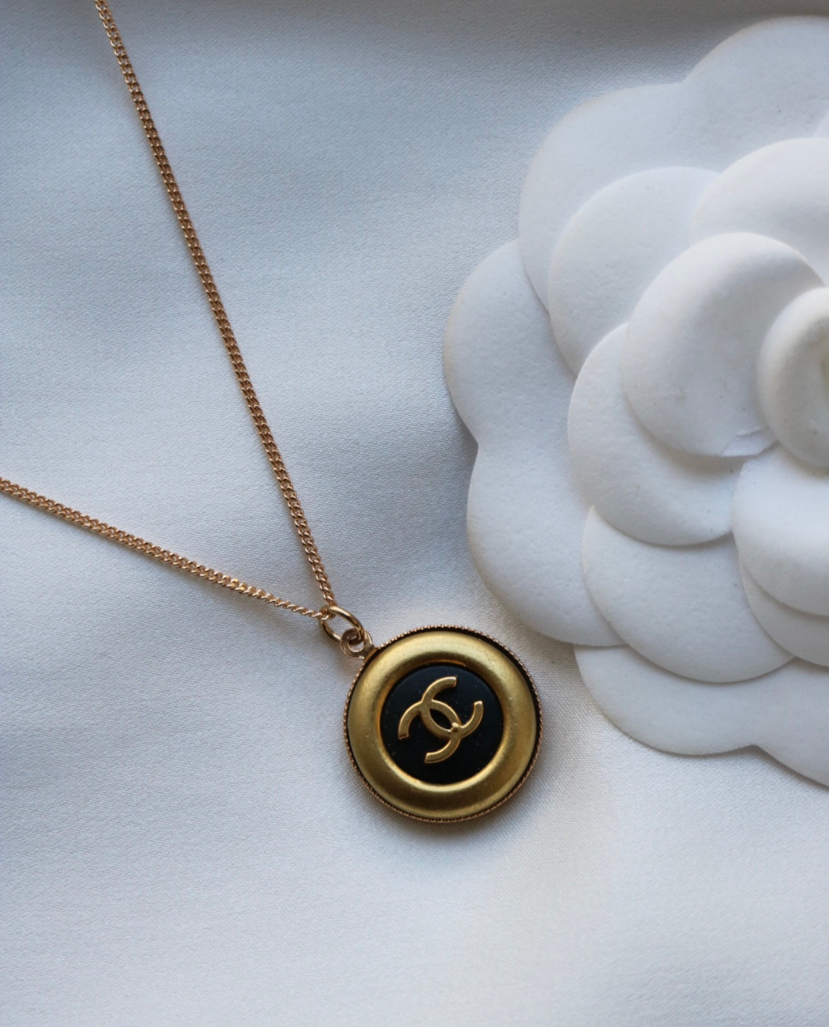 COLLIER UPCYCLÉ CHANEL | DORÉ ET NOIR RARE