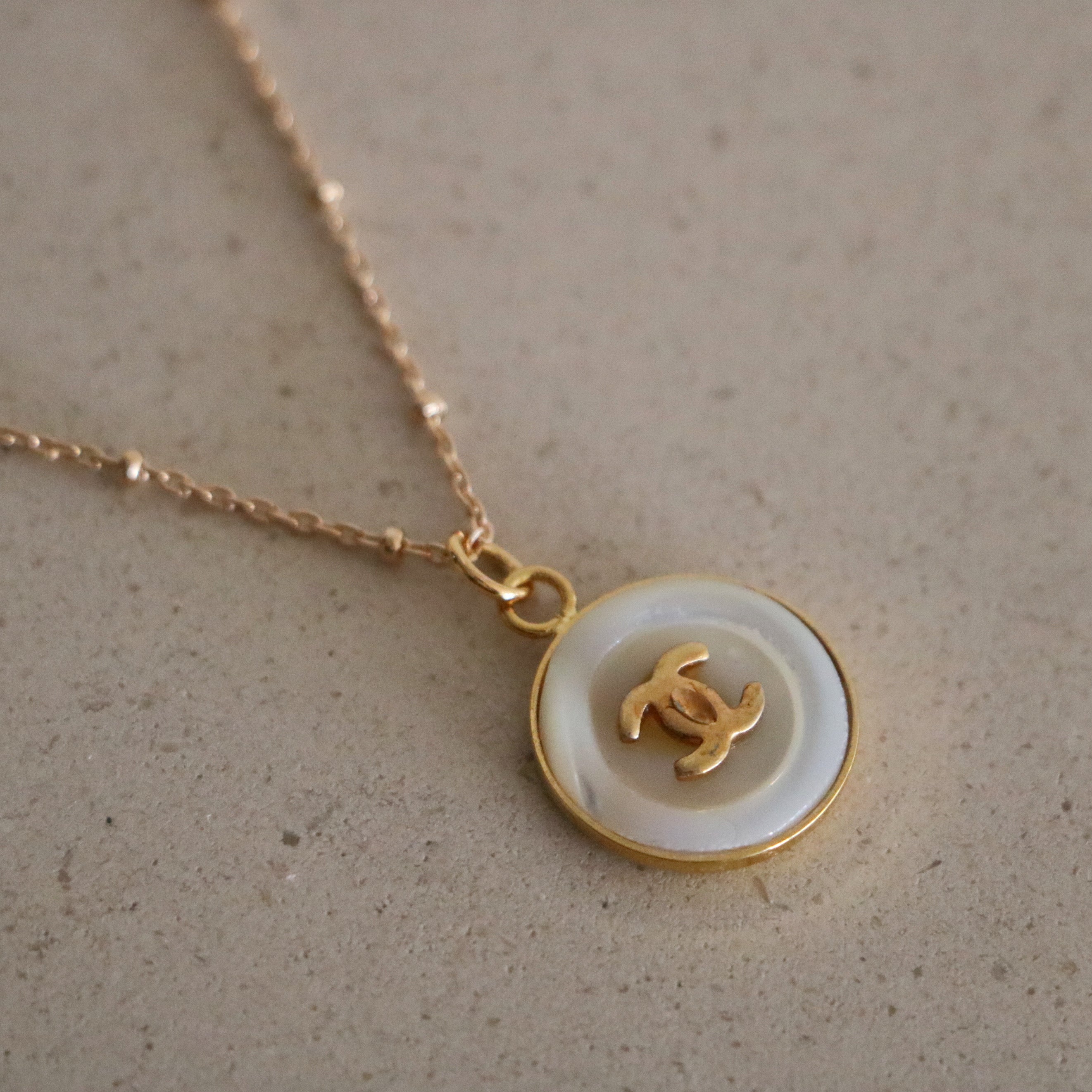 COLLIER UPCYCLÉ CHANEL | BLANC NACRE