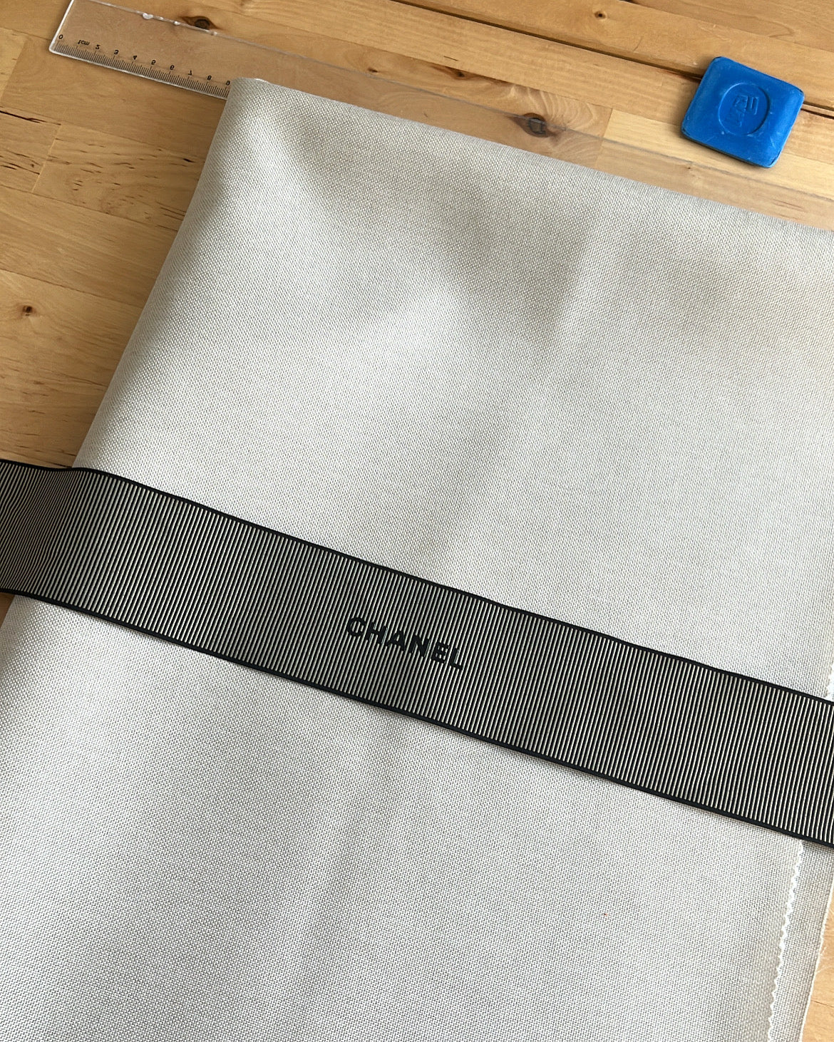 PRÉ-COMMANDE | COUSSIN UPCYCLÉ CHANEL À RAYURES