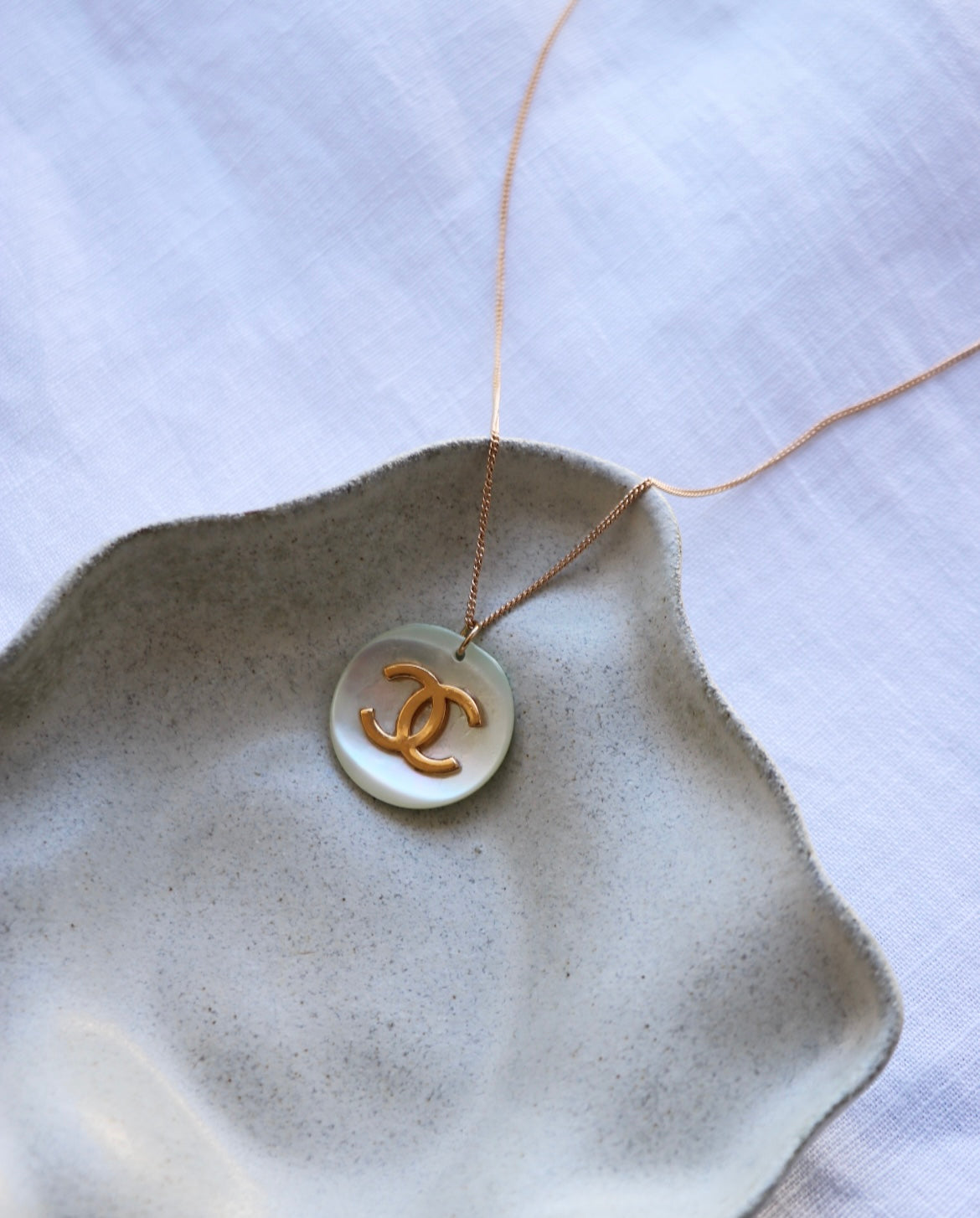 COLLIER UPCYCLÉ CHANEL | BLANC NACRE IRRÉGULIER RARE