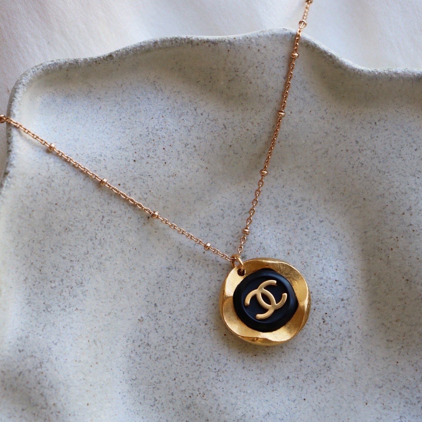 COLLIER UPCYCLÉ CHANEL | NOIR IRRÉGULIER RARE