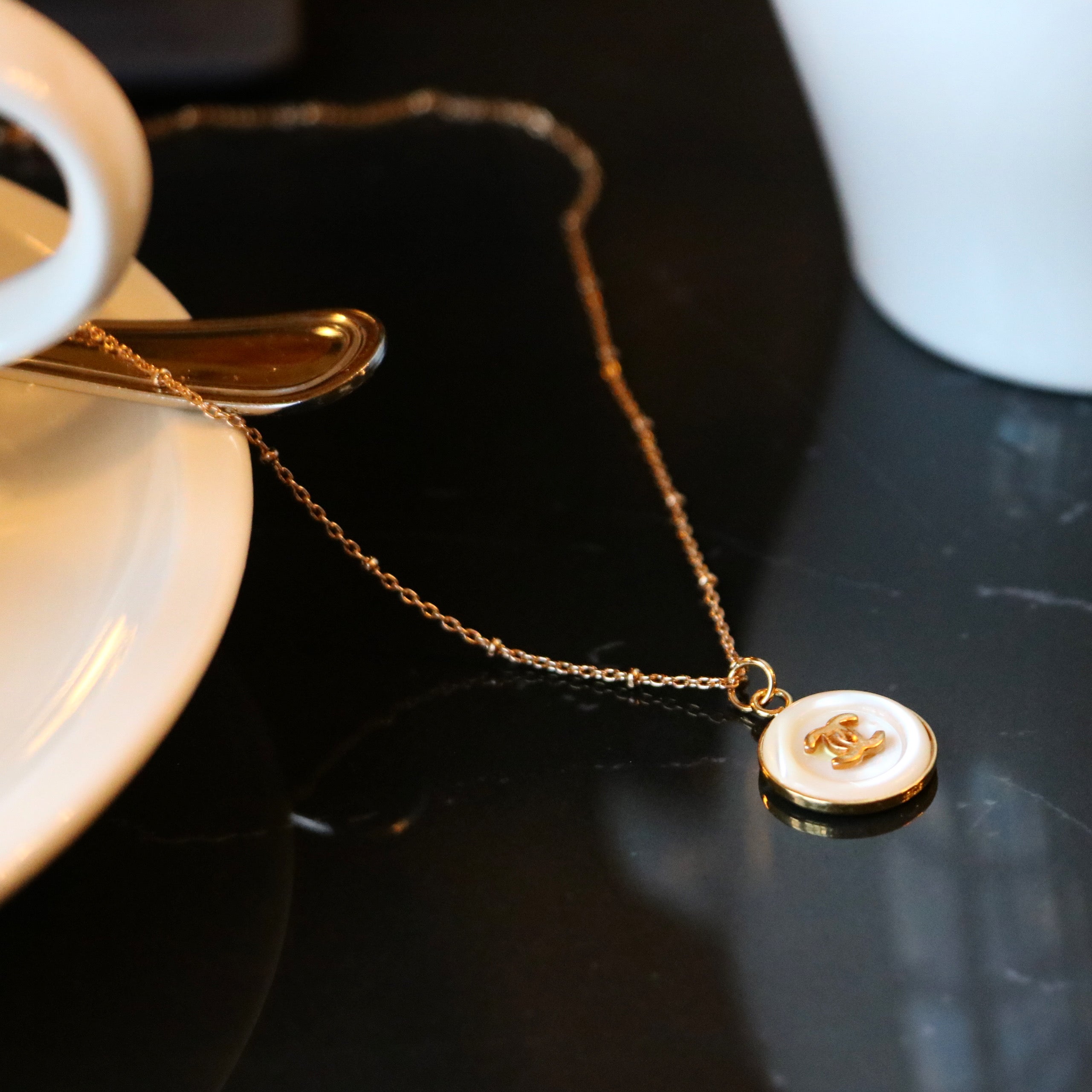 COLLIER UPCYCLÉ CHANEL | BLANC NACRE