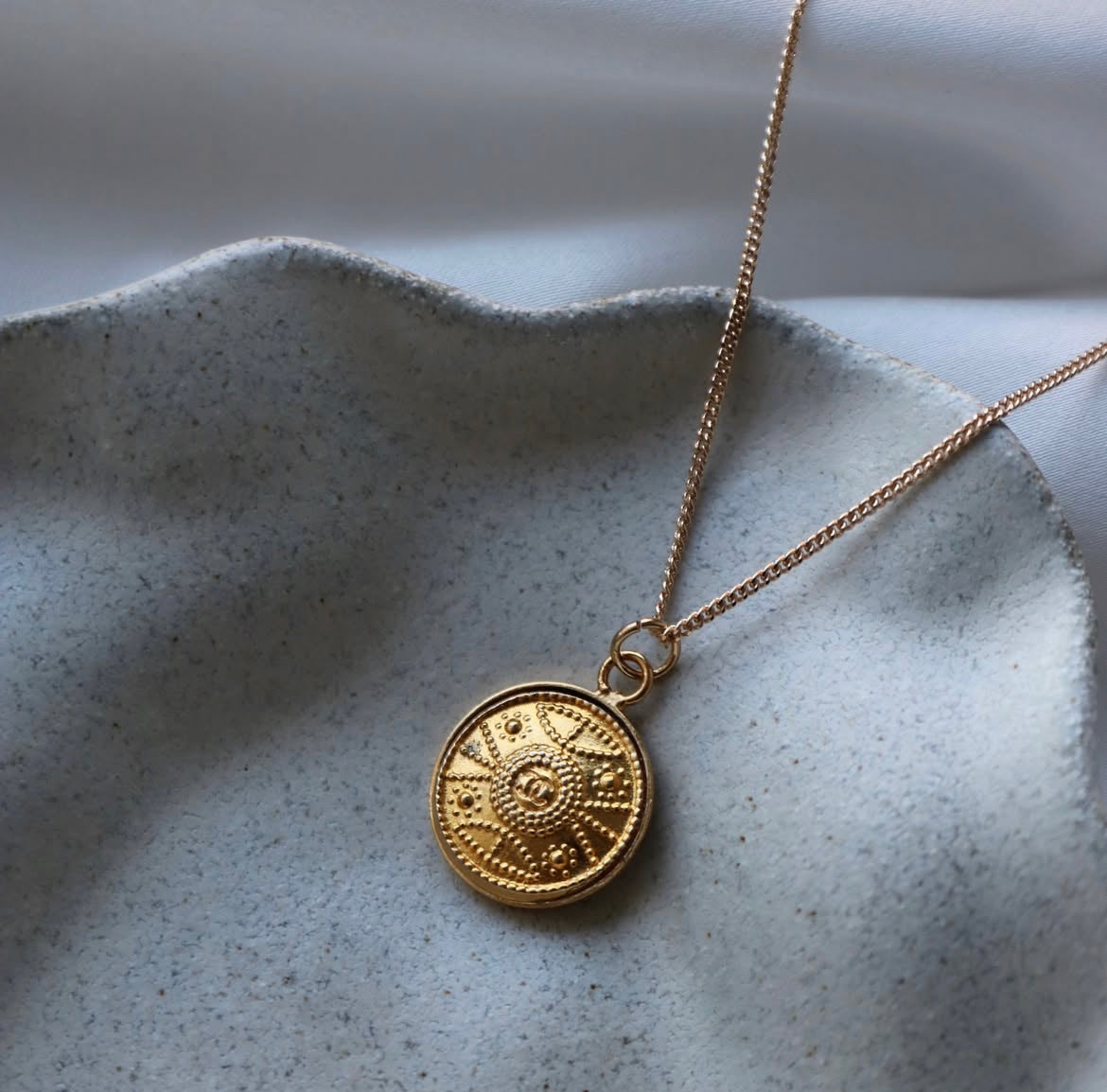 COLLIER UPCYCLÉ CHANEL | DORÉ RARE