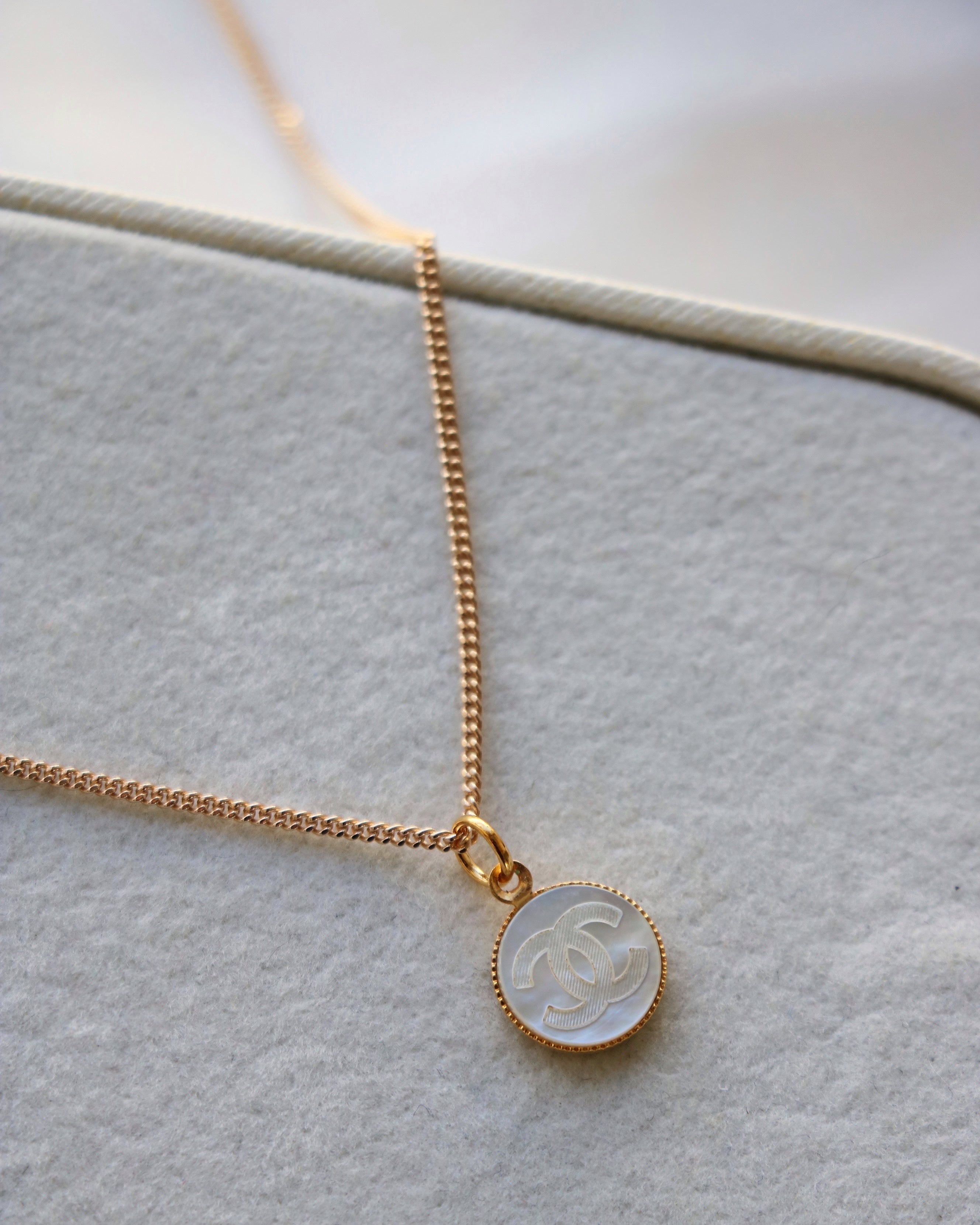 COLLIER UPCYCLÉ CHANEL | BLANC NACRE MINI RARE