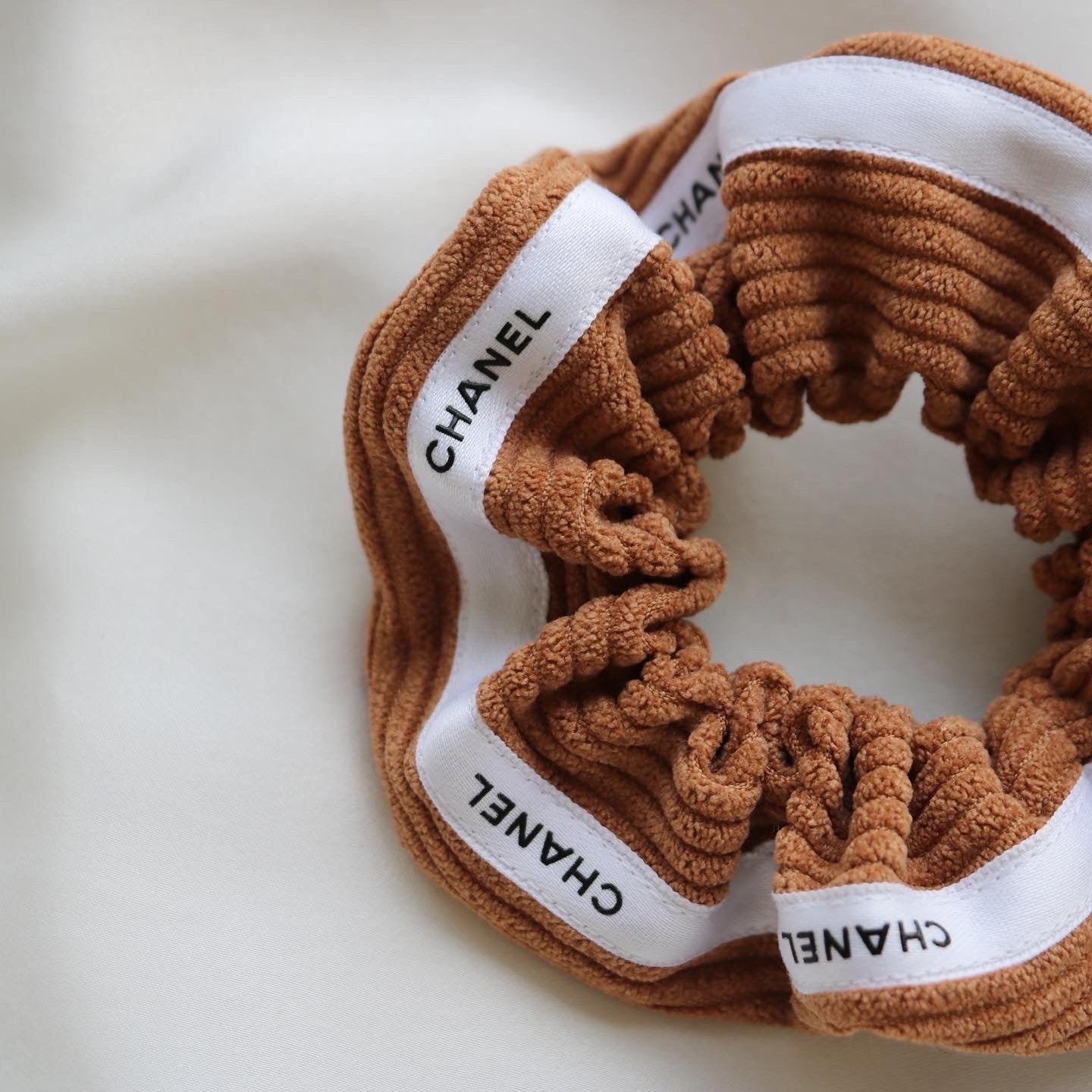 CHOUCHOU UPCYCLÉ CHANEL | VELOURS CÔTELÉ