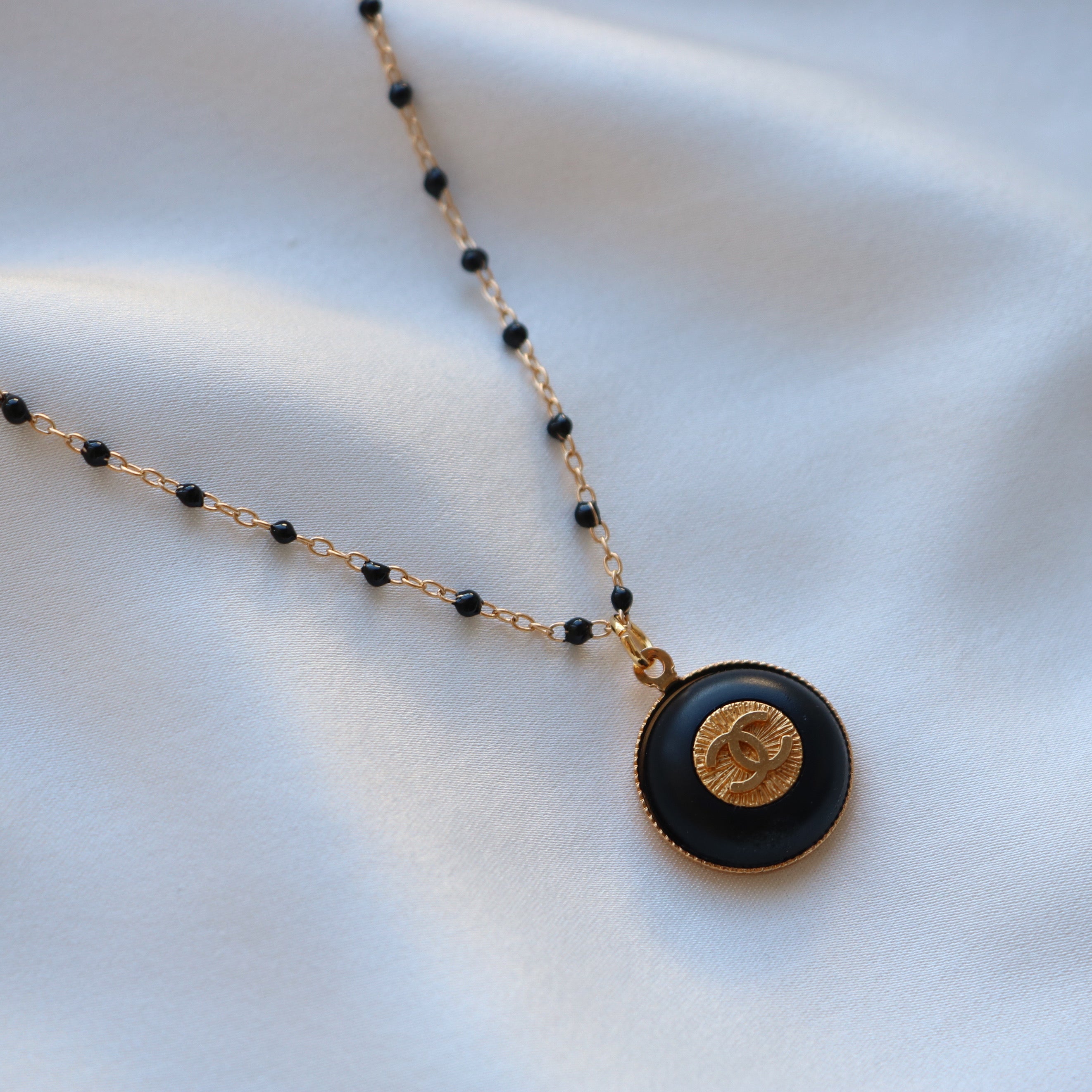 PRÉ COMMANDE | COLLIER UPCYCLÉ CHANEL | BLEU NUIT/NOIR N°2