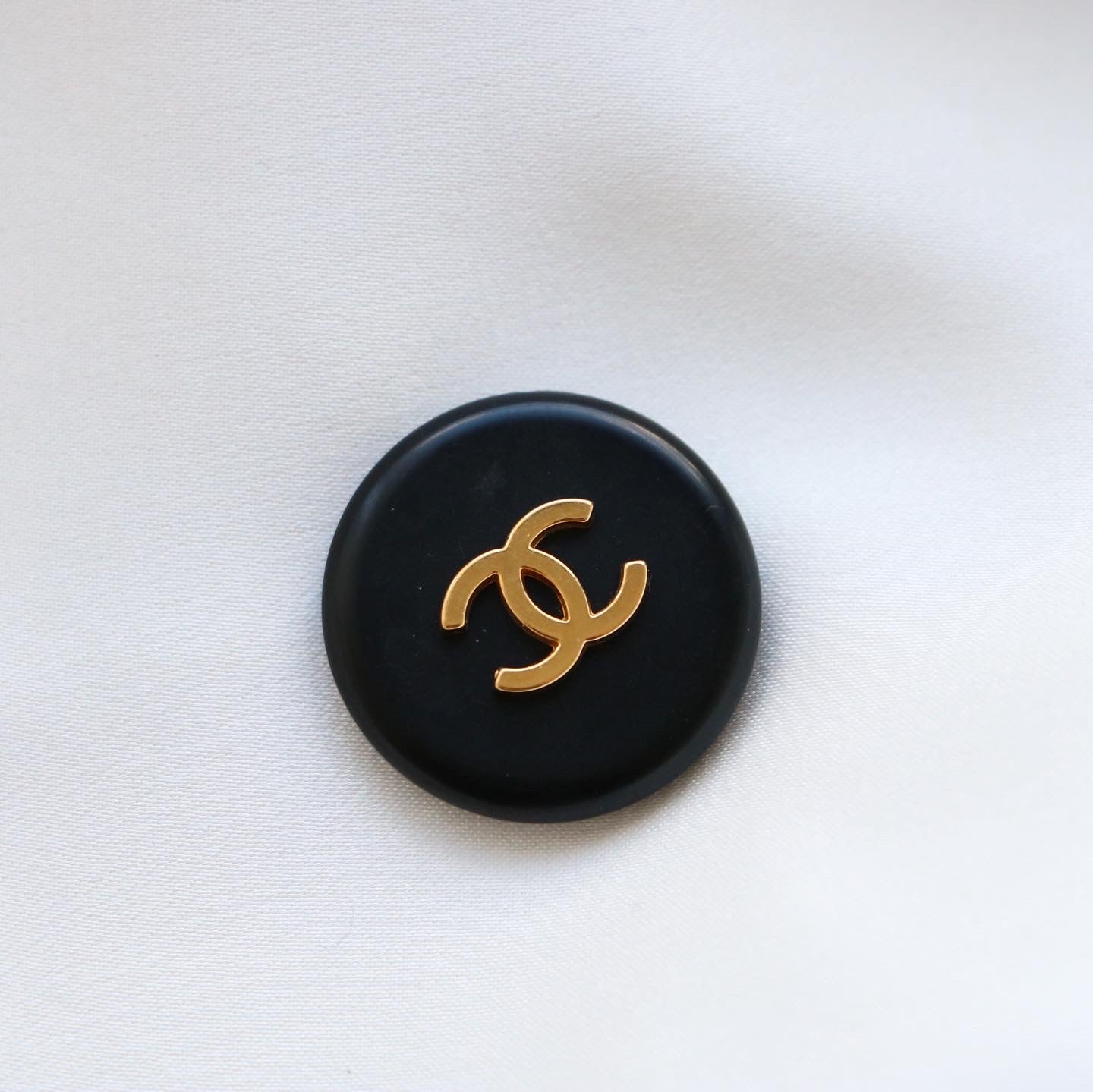 BROCHE UPCYCLÉE NOIRE