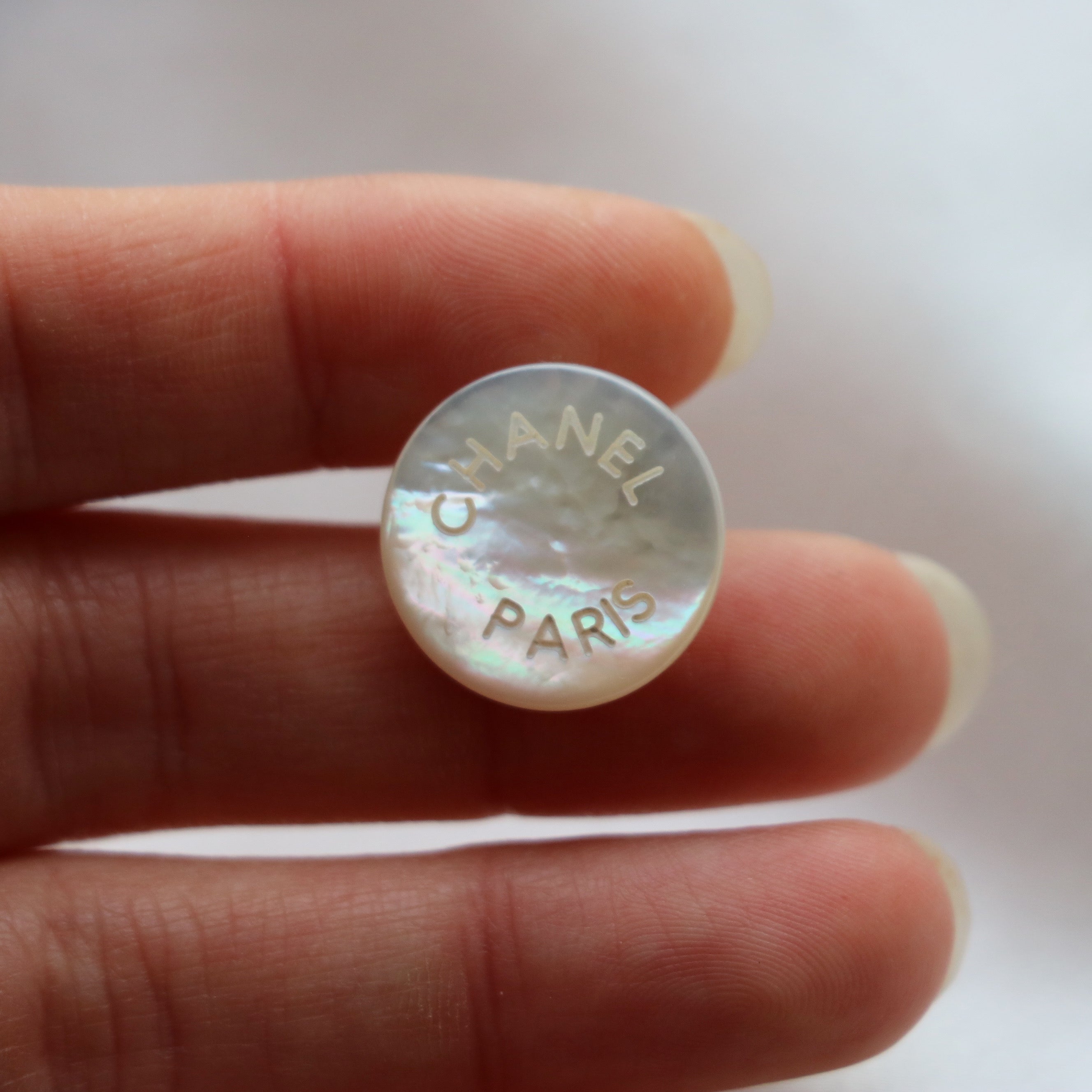 PRÉ COMMANDE | COLLIER À CHARM UPCYCLÉ CHANEL NACRE