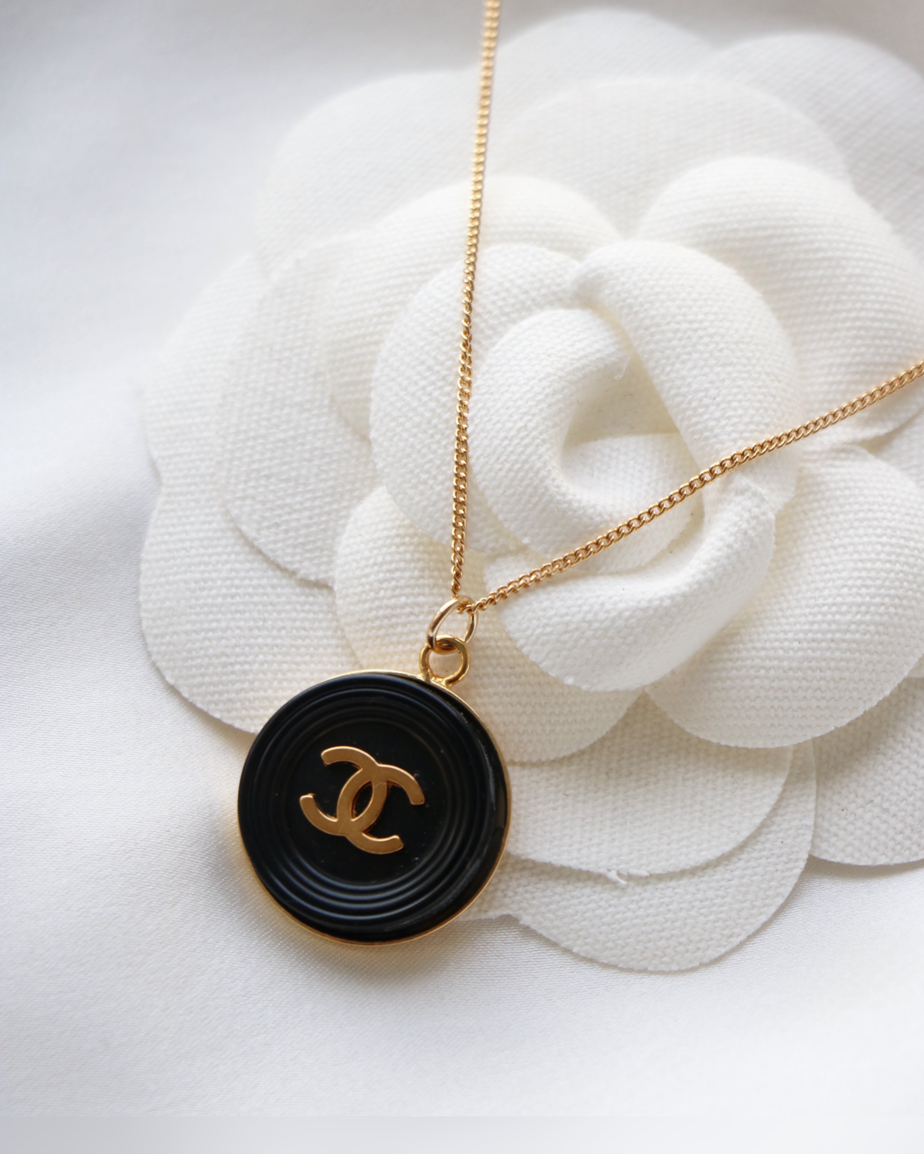 COLLIER UPCYCLÉ CHANEL NOIR "IMPARFAIT"
