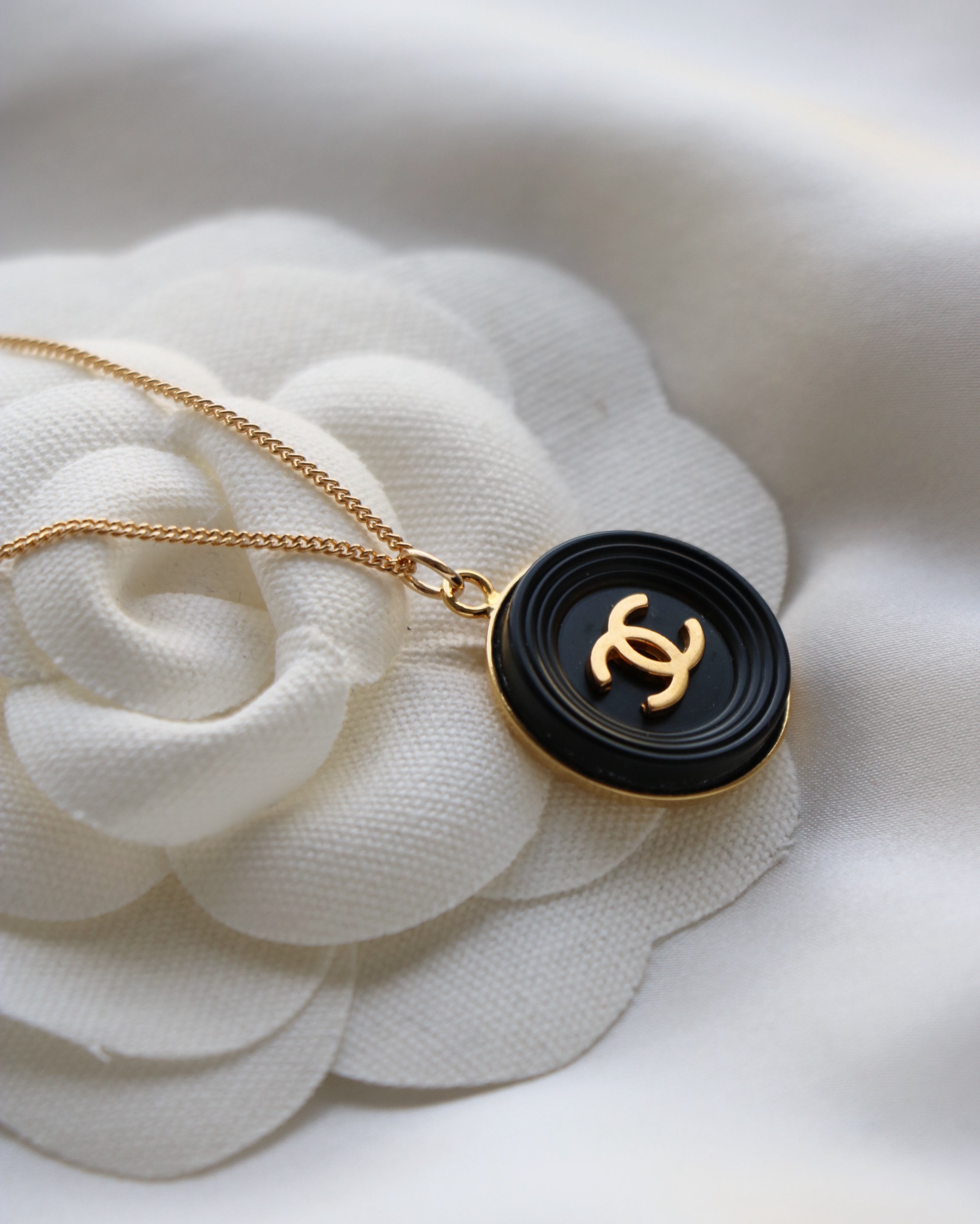 COLLIER UPCYCLÉ CHANEL NOIR "IMPARFAIT"