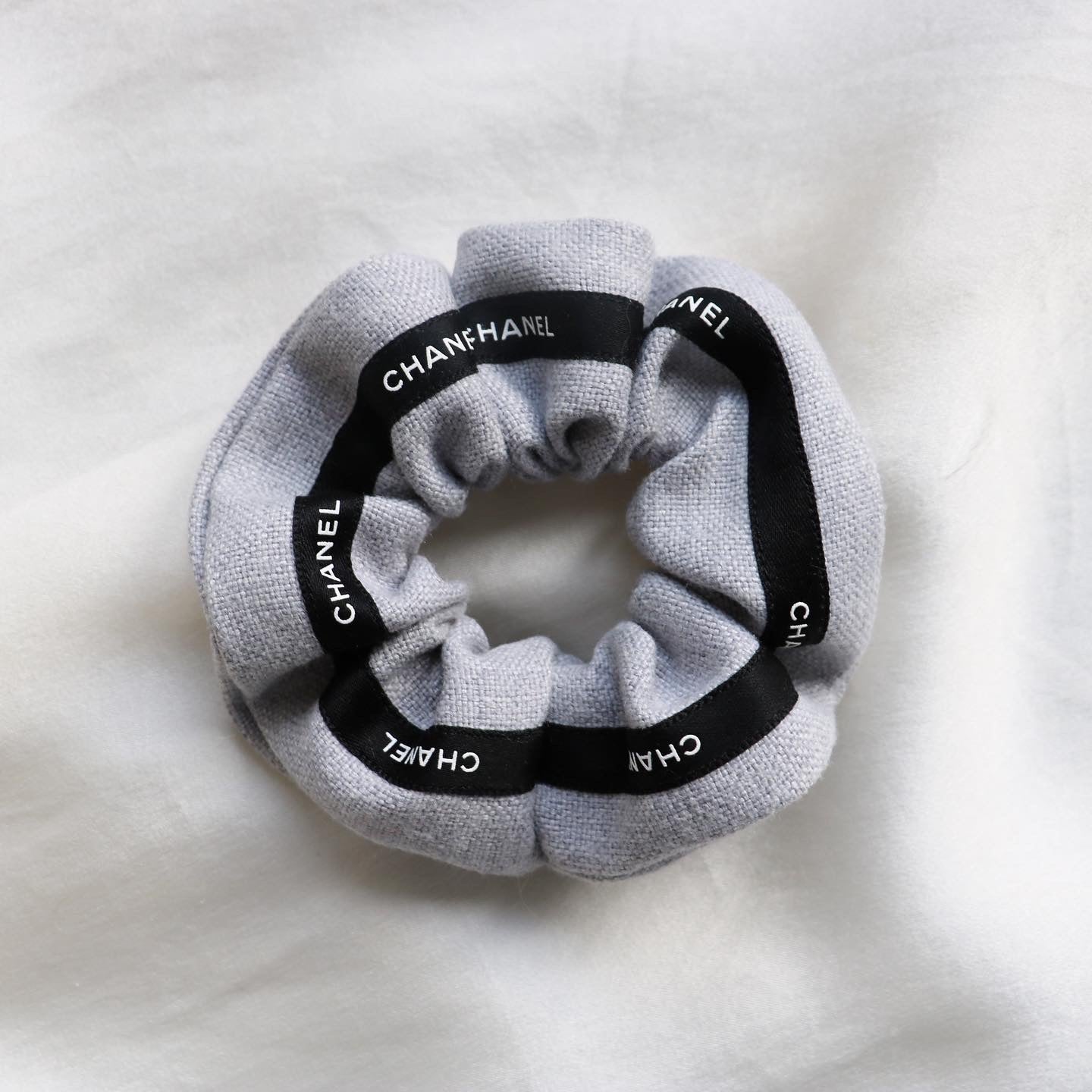 CHOUCHOU UPCYCLÉ CHANEL | GRIS & NOIR