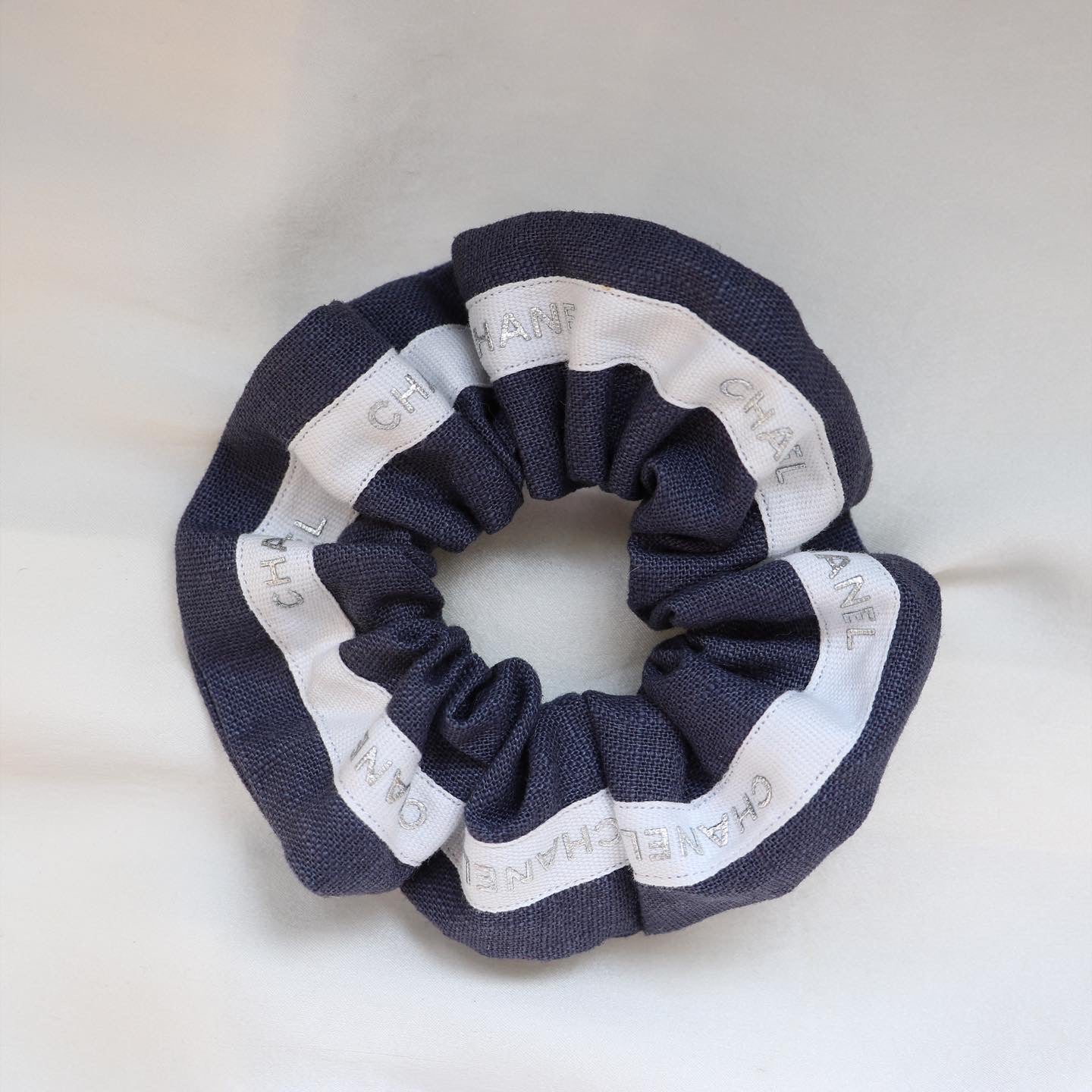 CHOUCHOU UPCYCLÉ CHANEL | BLEU GRISÉ