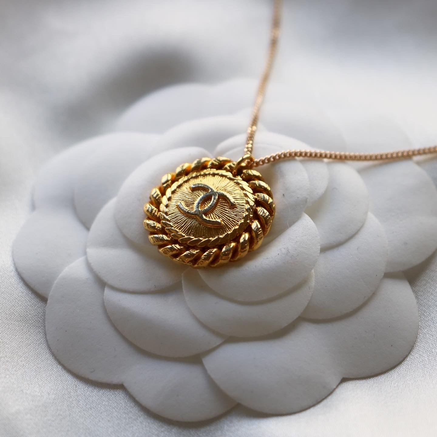 COLLIER UPCYCLÉ CHANEL | DORÉ TORSADÉ