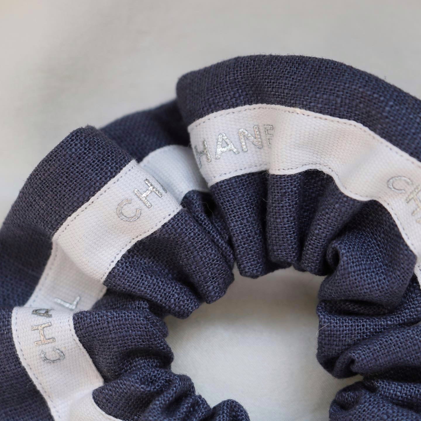 CHOUCHOU UPCYCLÉ CHANEL | BLEU GRISÉ