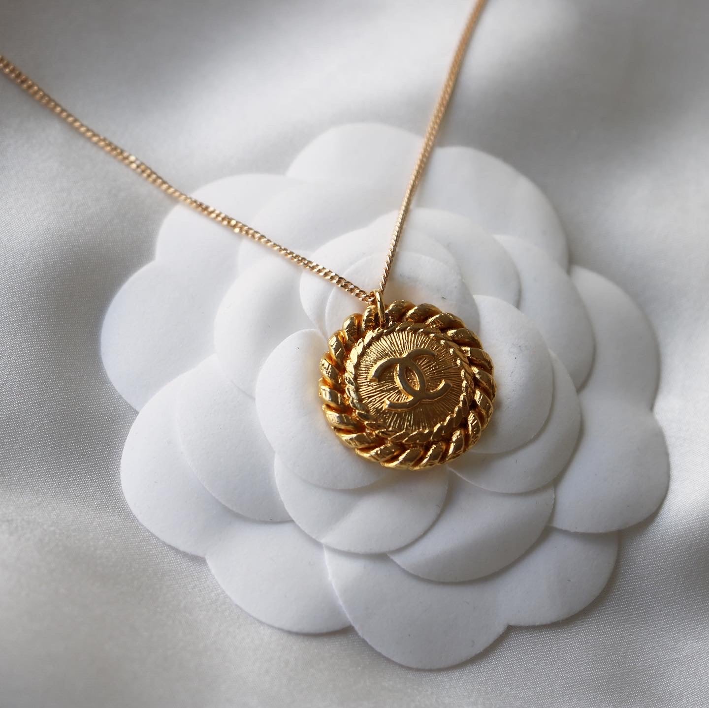 COLLIER UPCYCLÉ CHANEL | DORÉ TORSADÉ